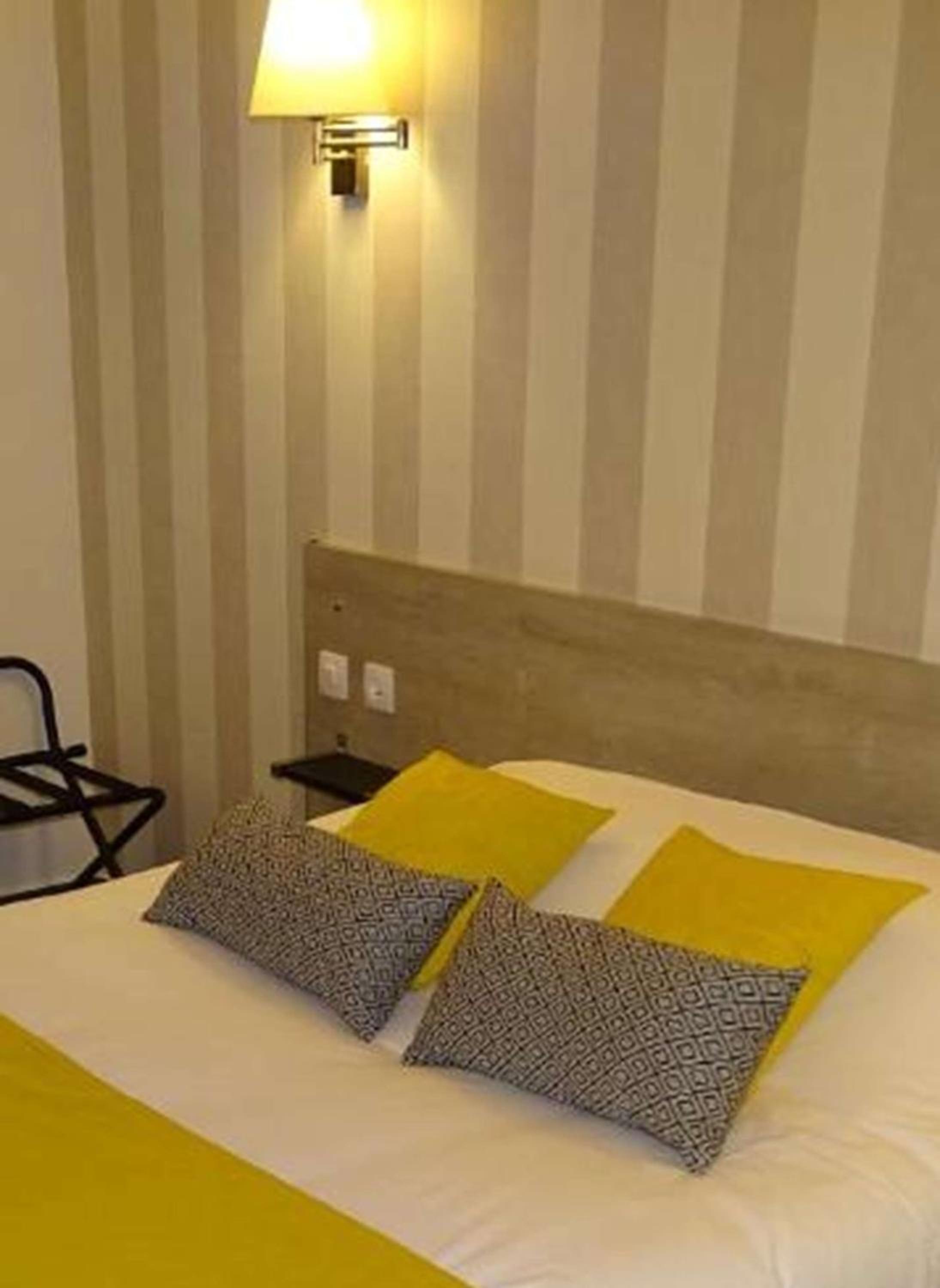 Connecting Family Room with One Double and Two Single Beds - Non-Smoking photo 2