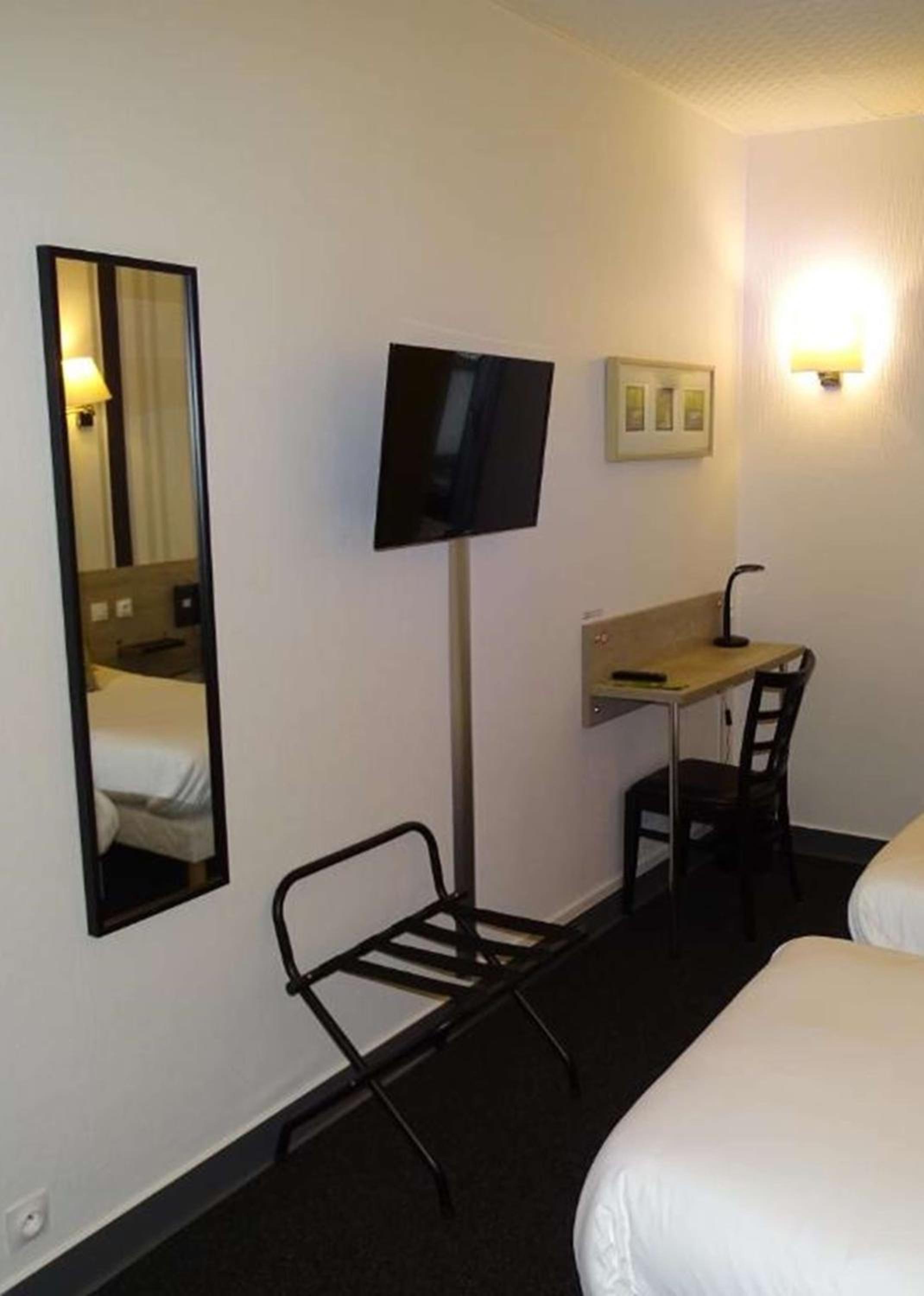 Connecting Family Room with One Double and Two Single Beds - Non-Smoking photo 3