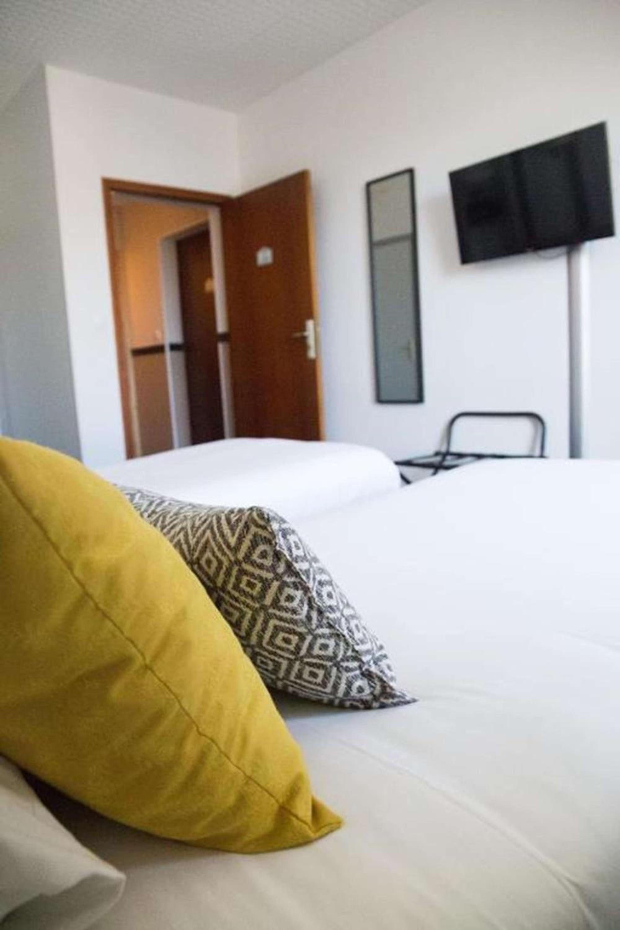 Standard Twin Room - Non-Smoking photo 3