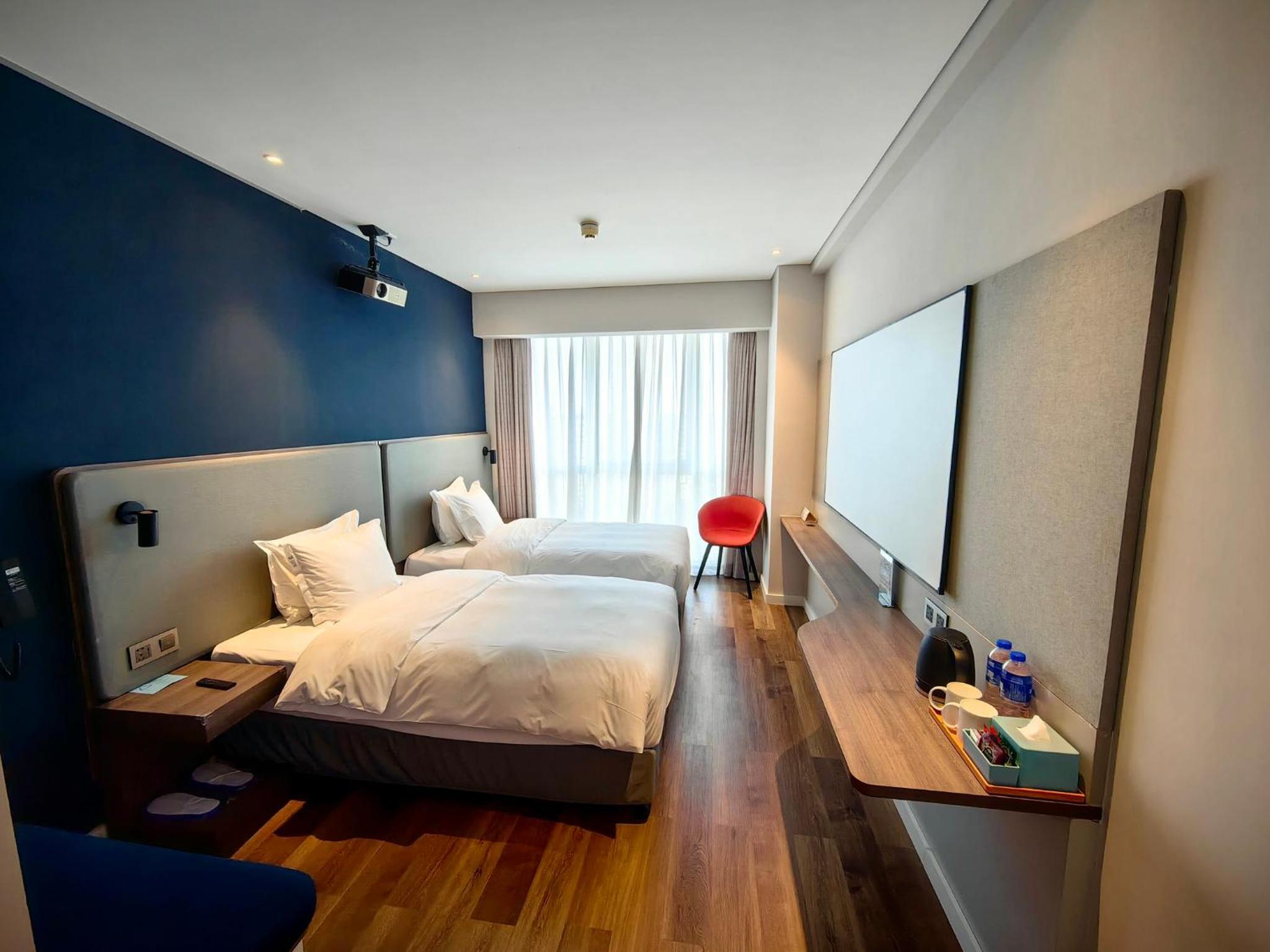 Standard Twin Room with Lake View and AV Equipment photo 2