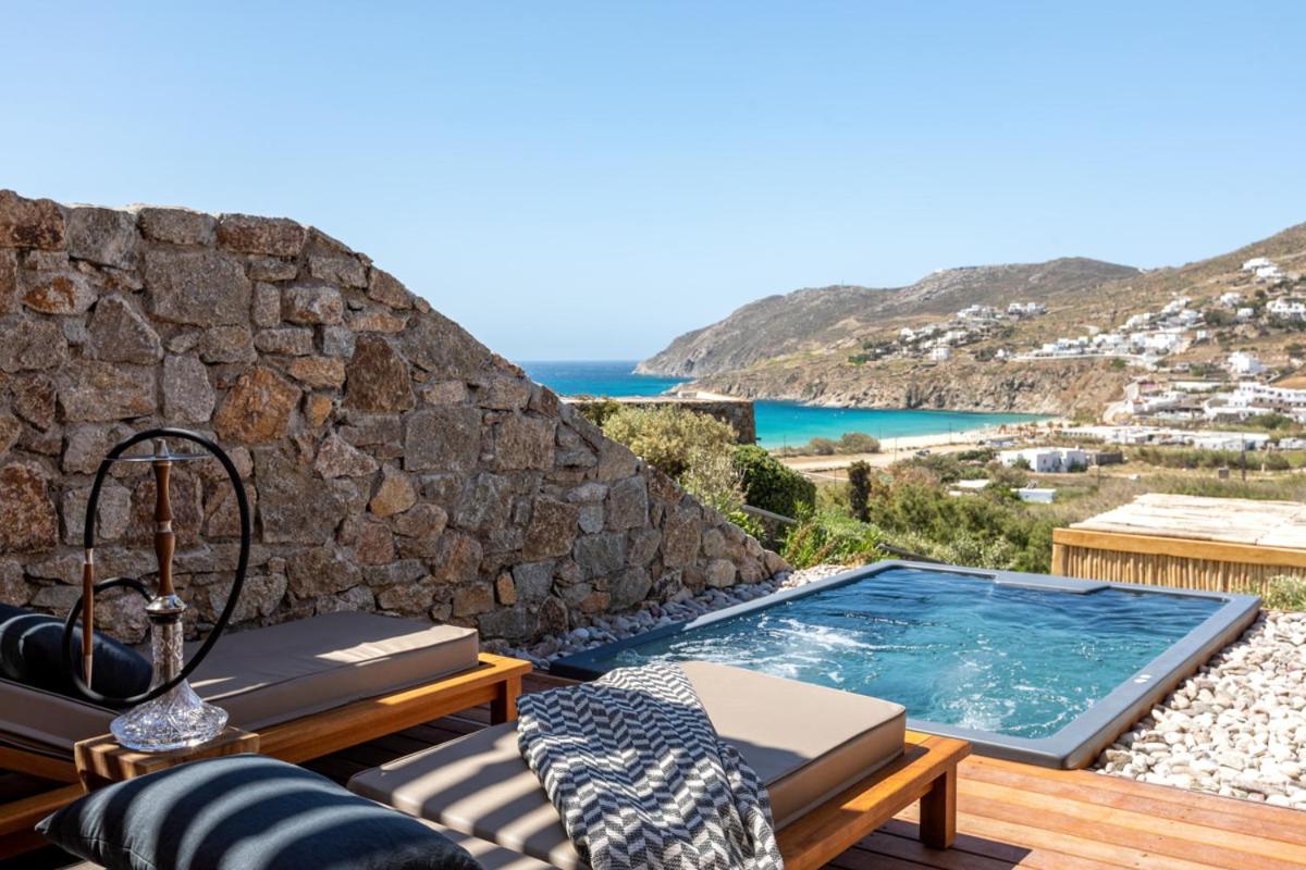 Deluxe Suite with Private Jacuzzi & Sea View - Photo 6