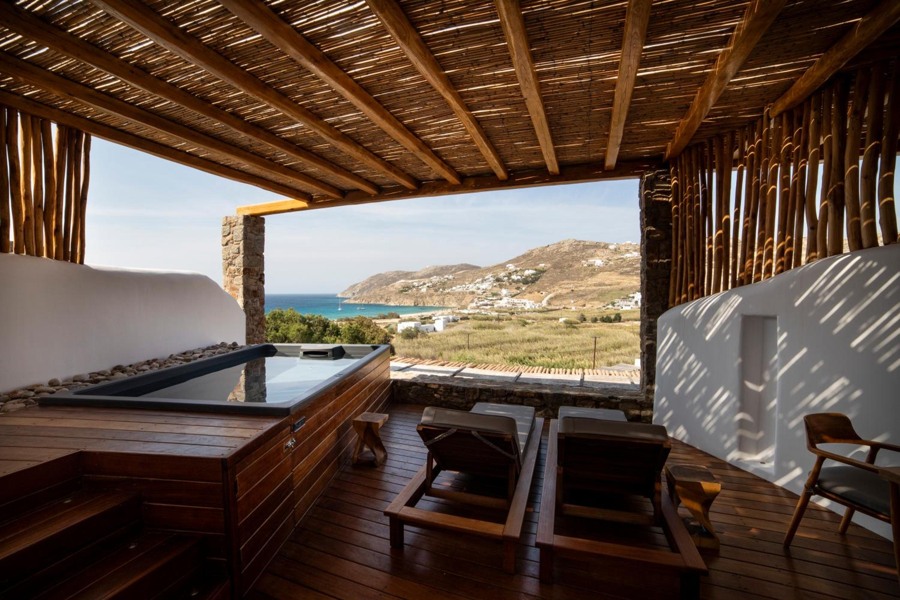 Deluxe Suite with Private Jacuzzi & Sea View - Photo 7
