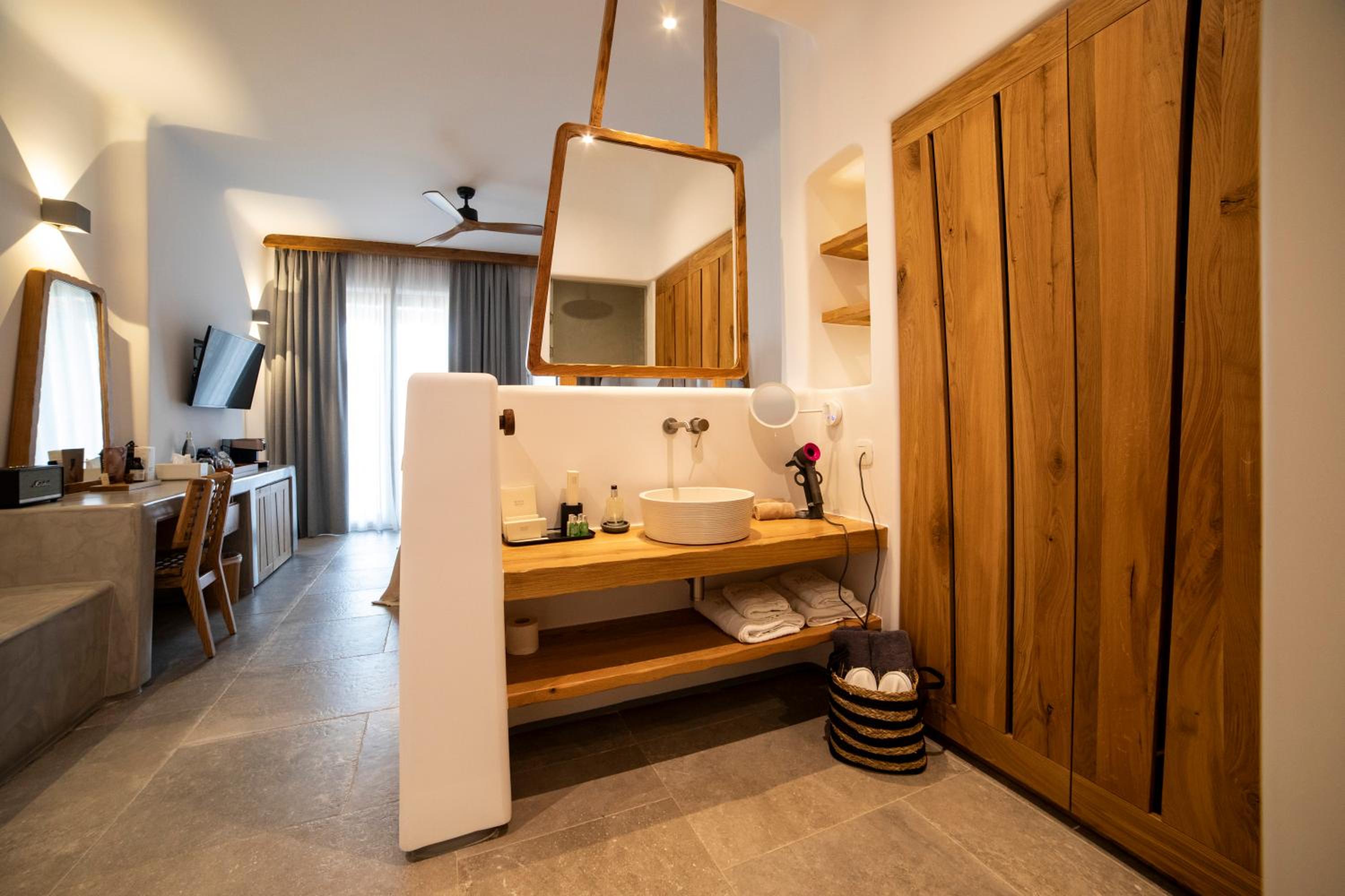 Deluxe Suite with Private Jacuzzi & Sea View - Photo 4
