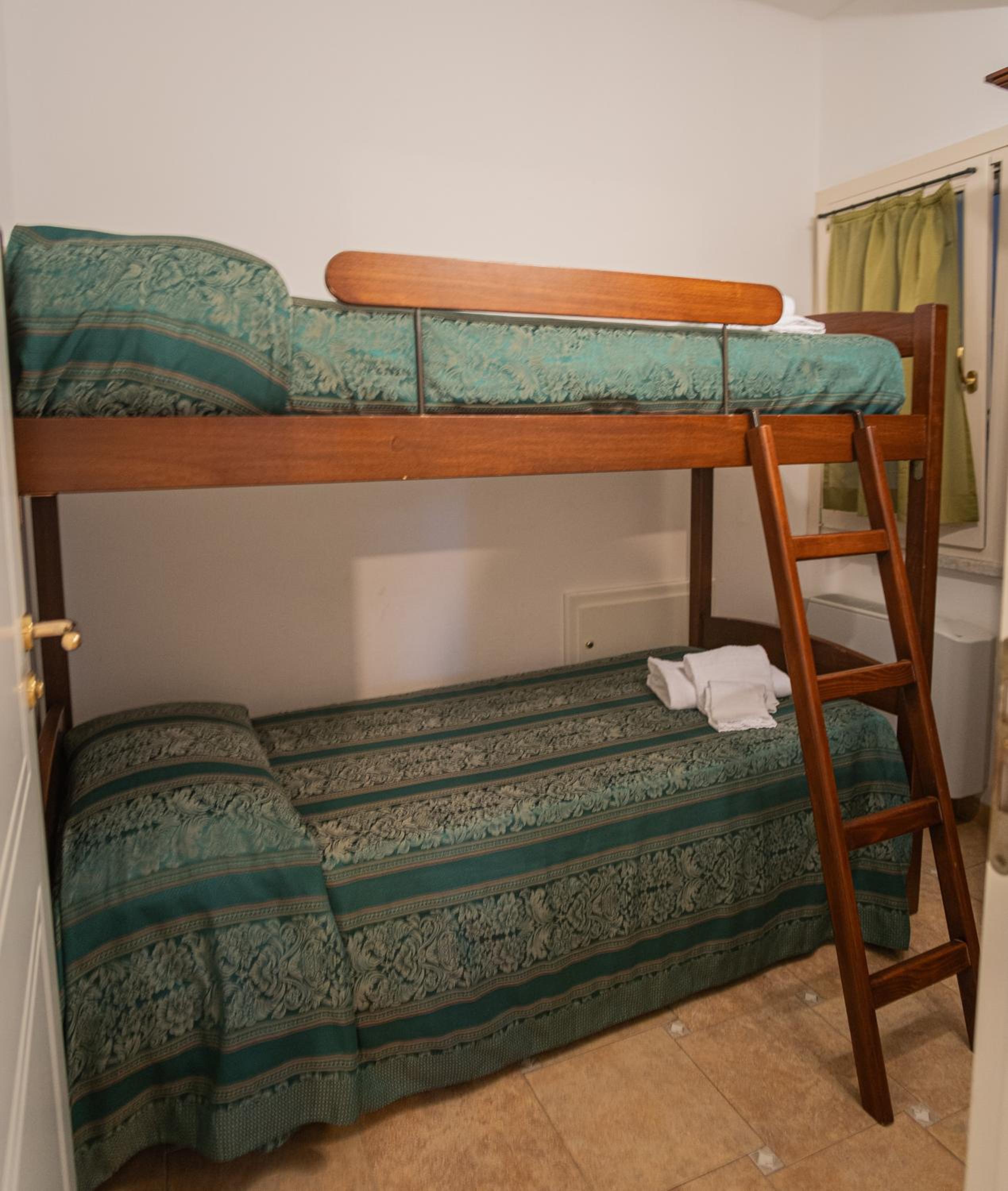 Standard Quadruple Room - Photo 4