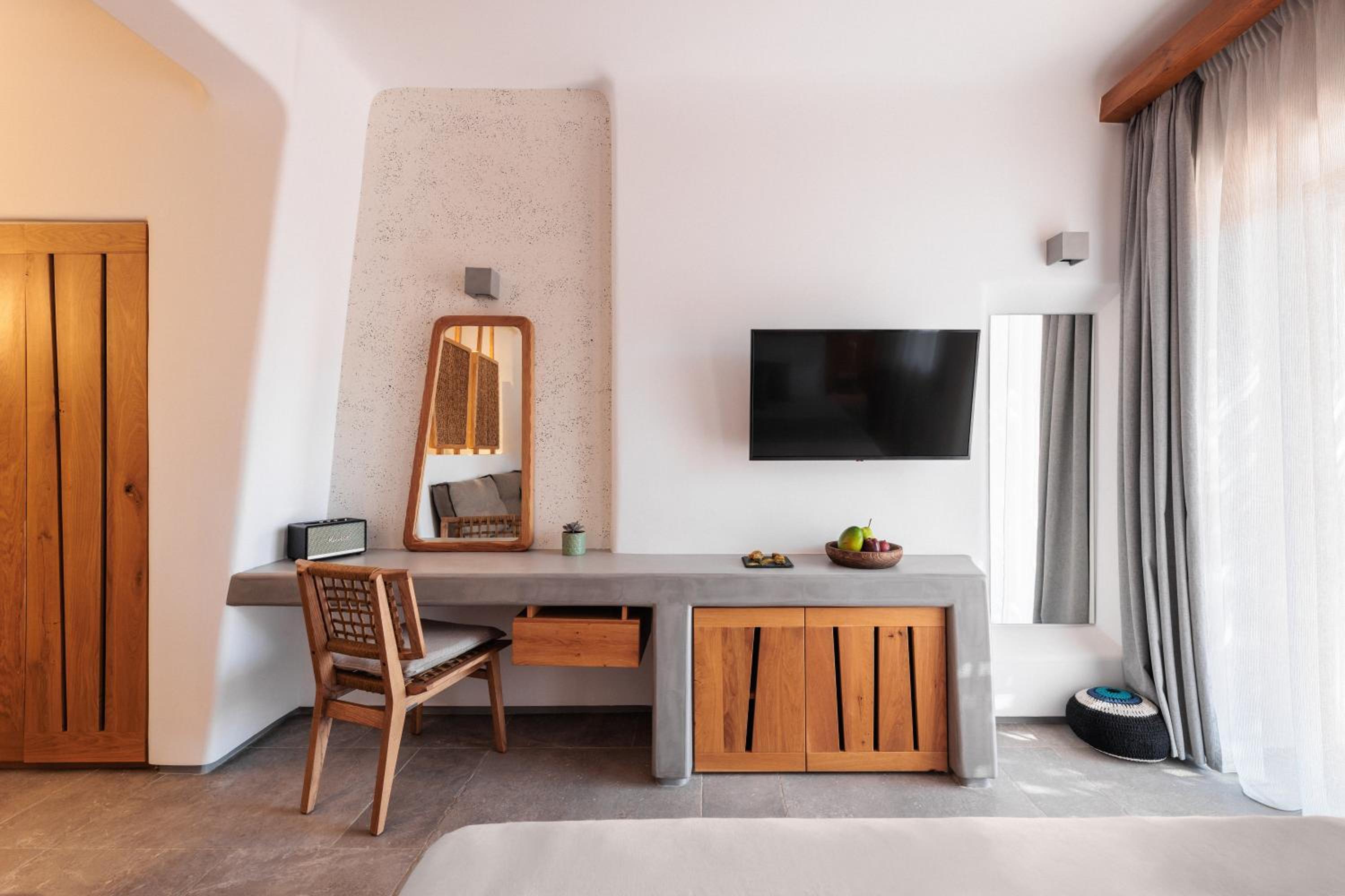 Superior Suite with Private Pool & Sea View - Photo 9