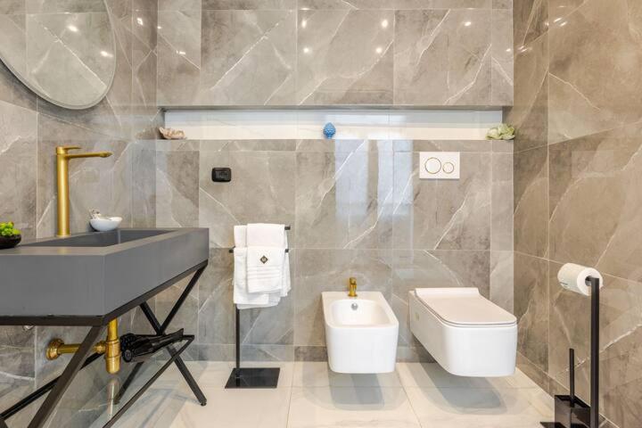 Two-Bedroom Deluxe Apartment - Photo 2