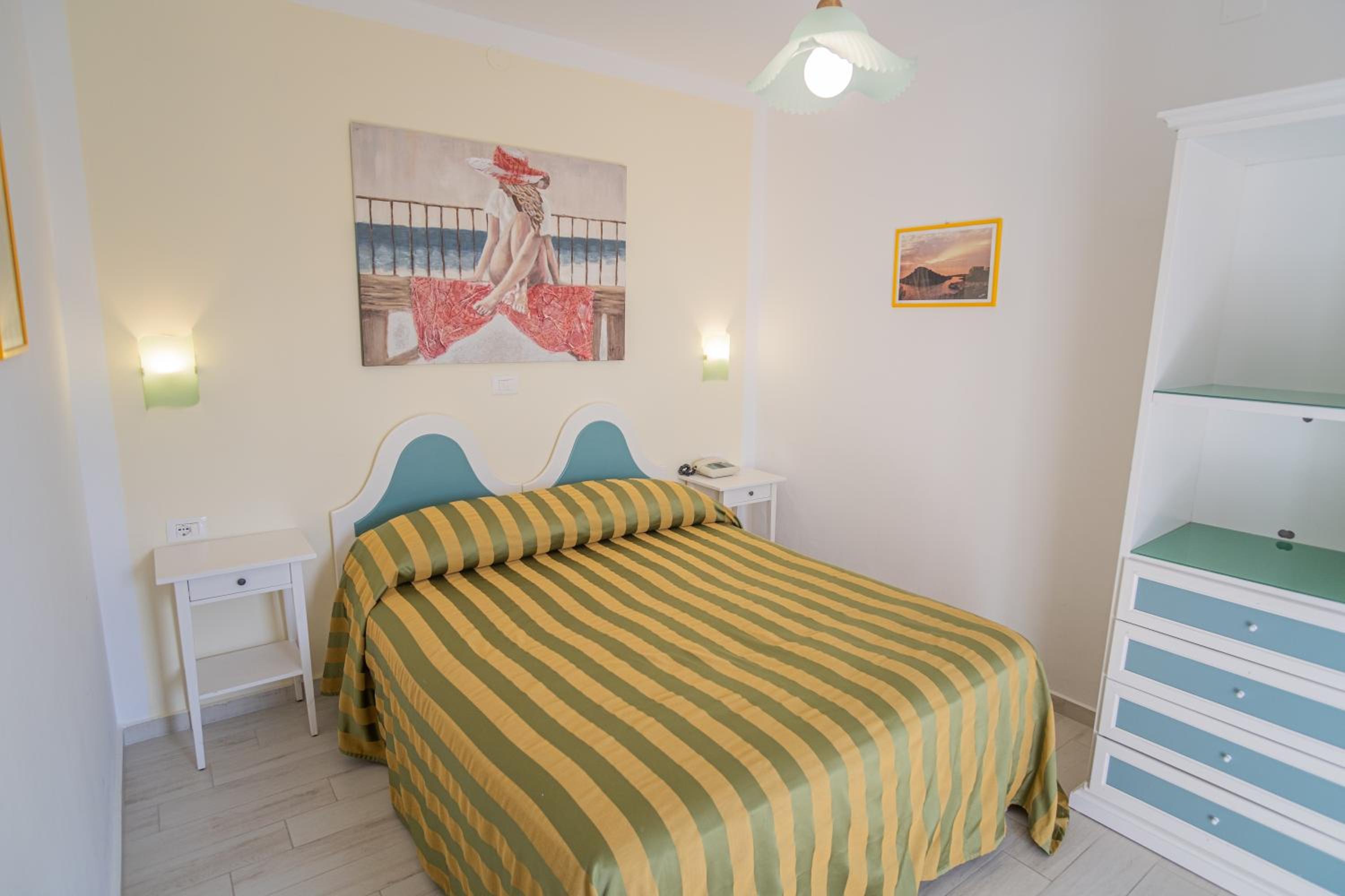 Economy Quadruple Room - Photo 1