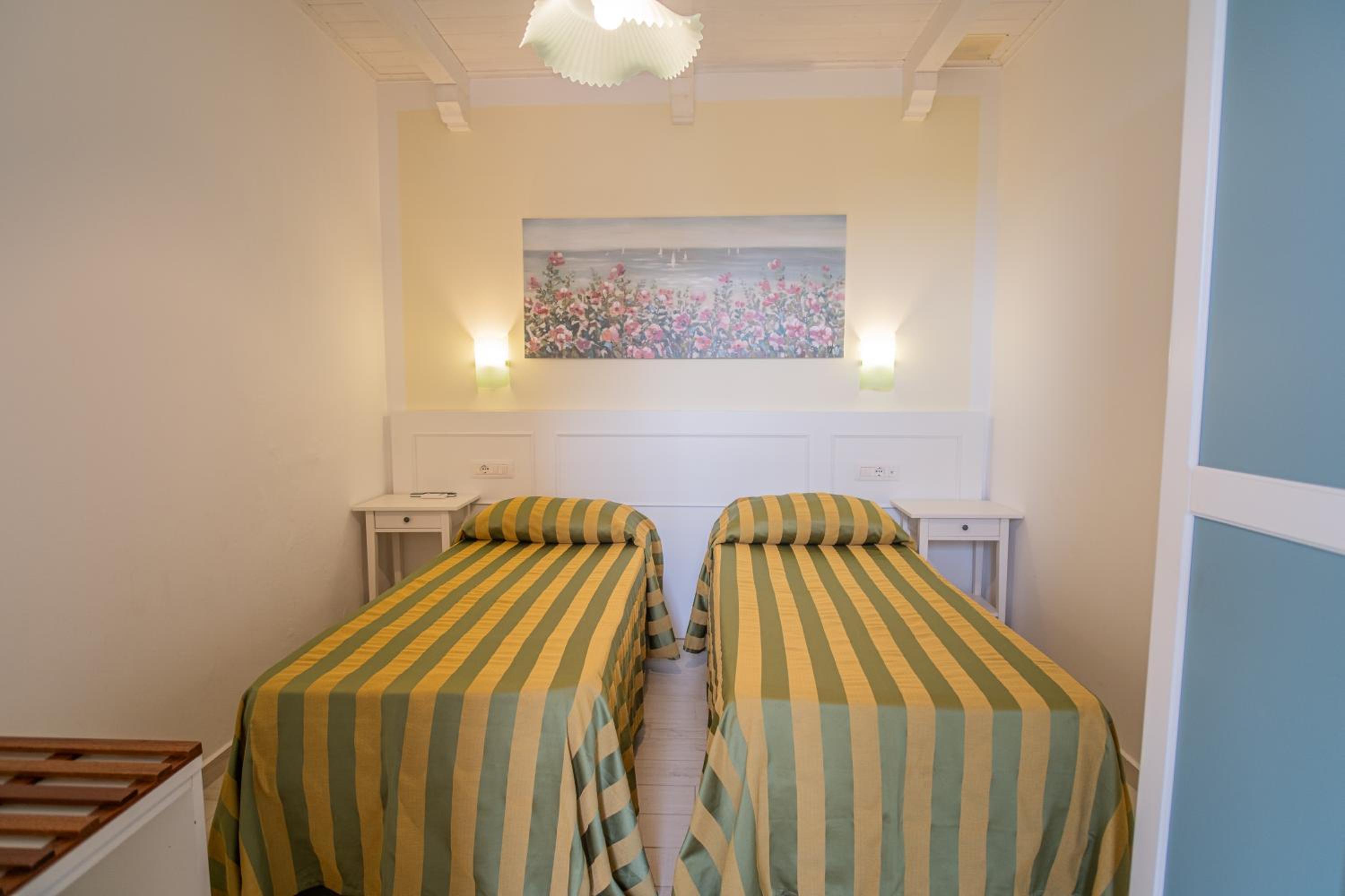 Economy Quadruple Room - Photo 4