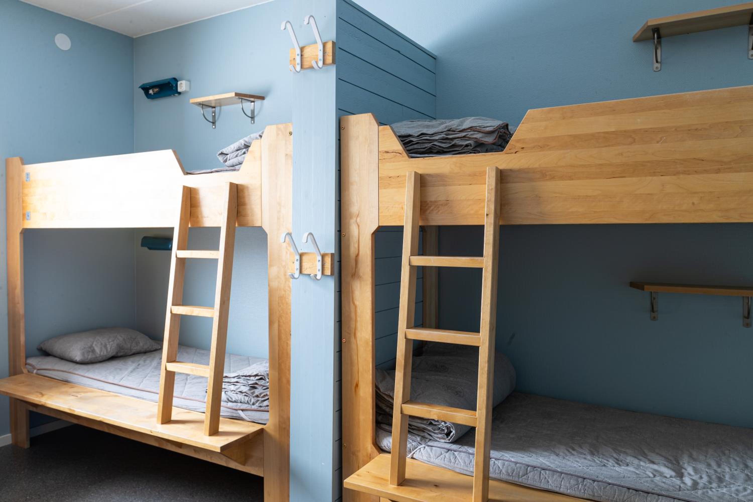 Family Room with Shared Bathroom photo 1