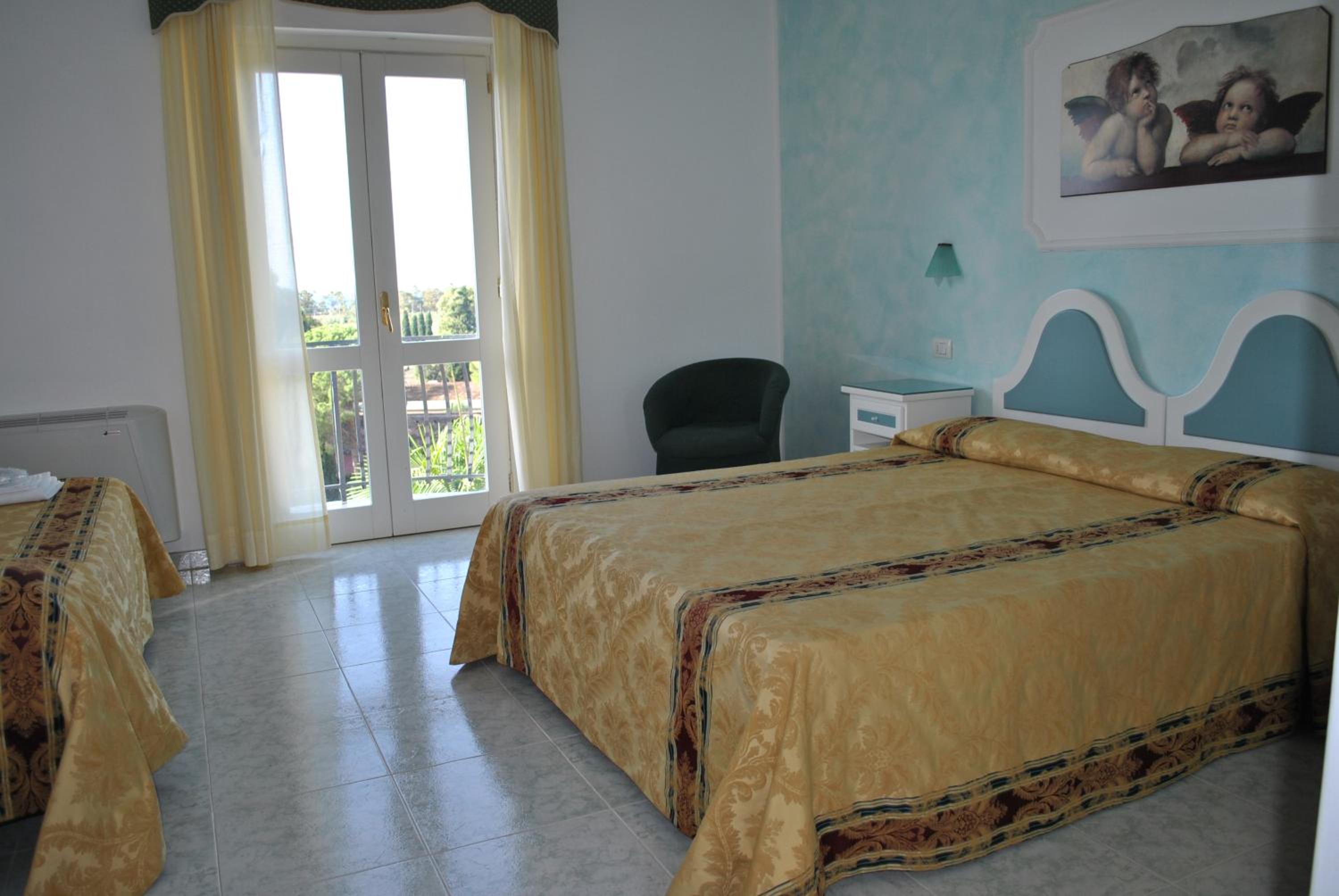 Junior Suite (3 Adults) - Photo 2