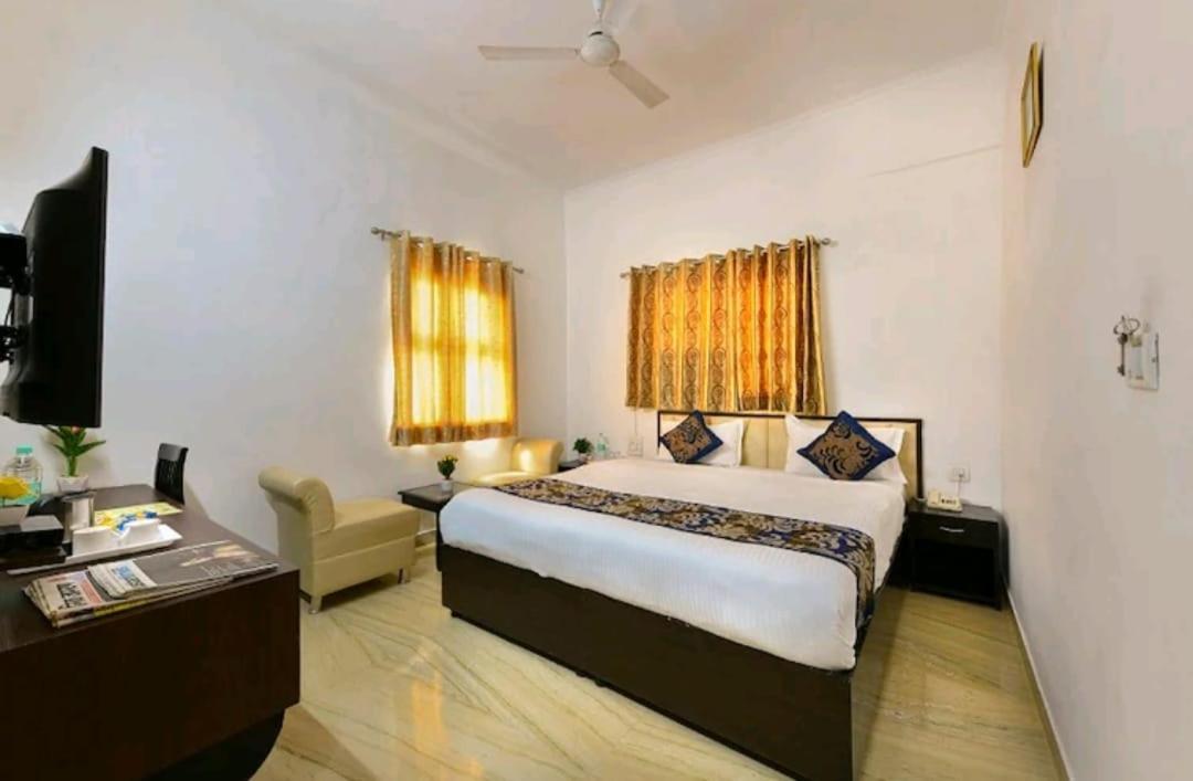 Deluxe Double Room (2 Adults + 1 Child)