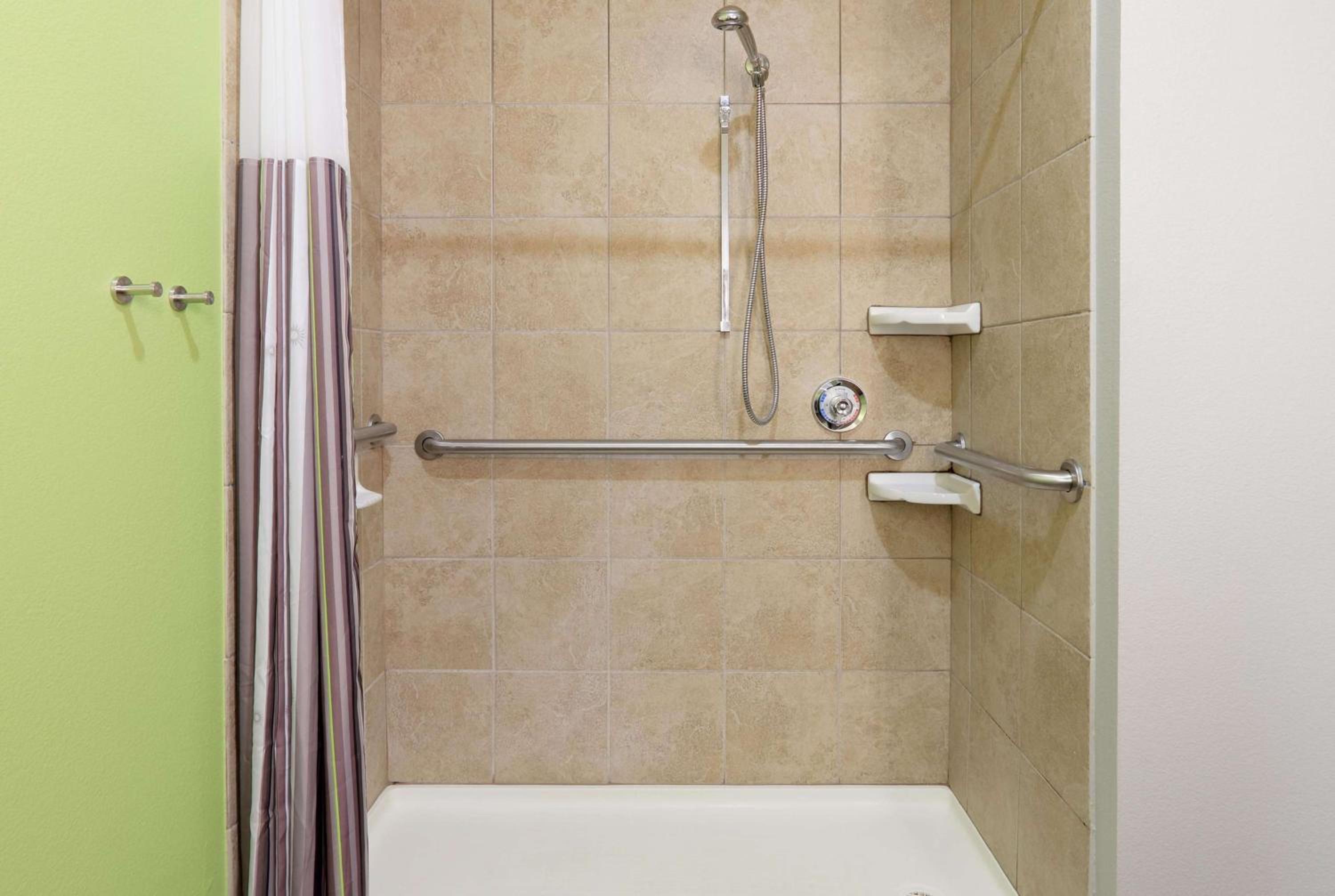 King Studio - Mobility/Hearing Access/Tub with Grab Bars/Non-Smoking - Photo 2