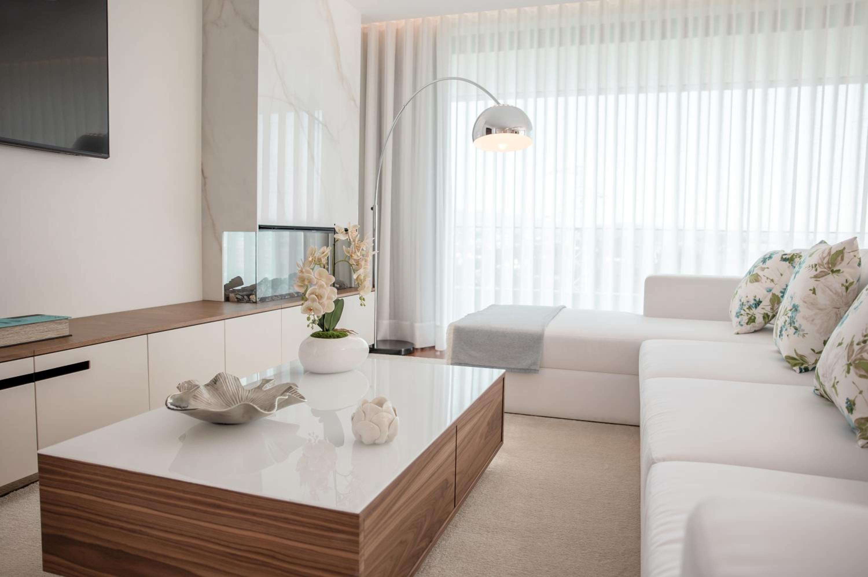 Deluxe One-Bedroom Apartment with City View photo 2