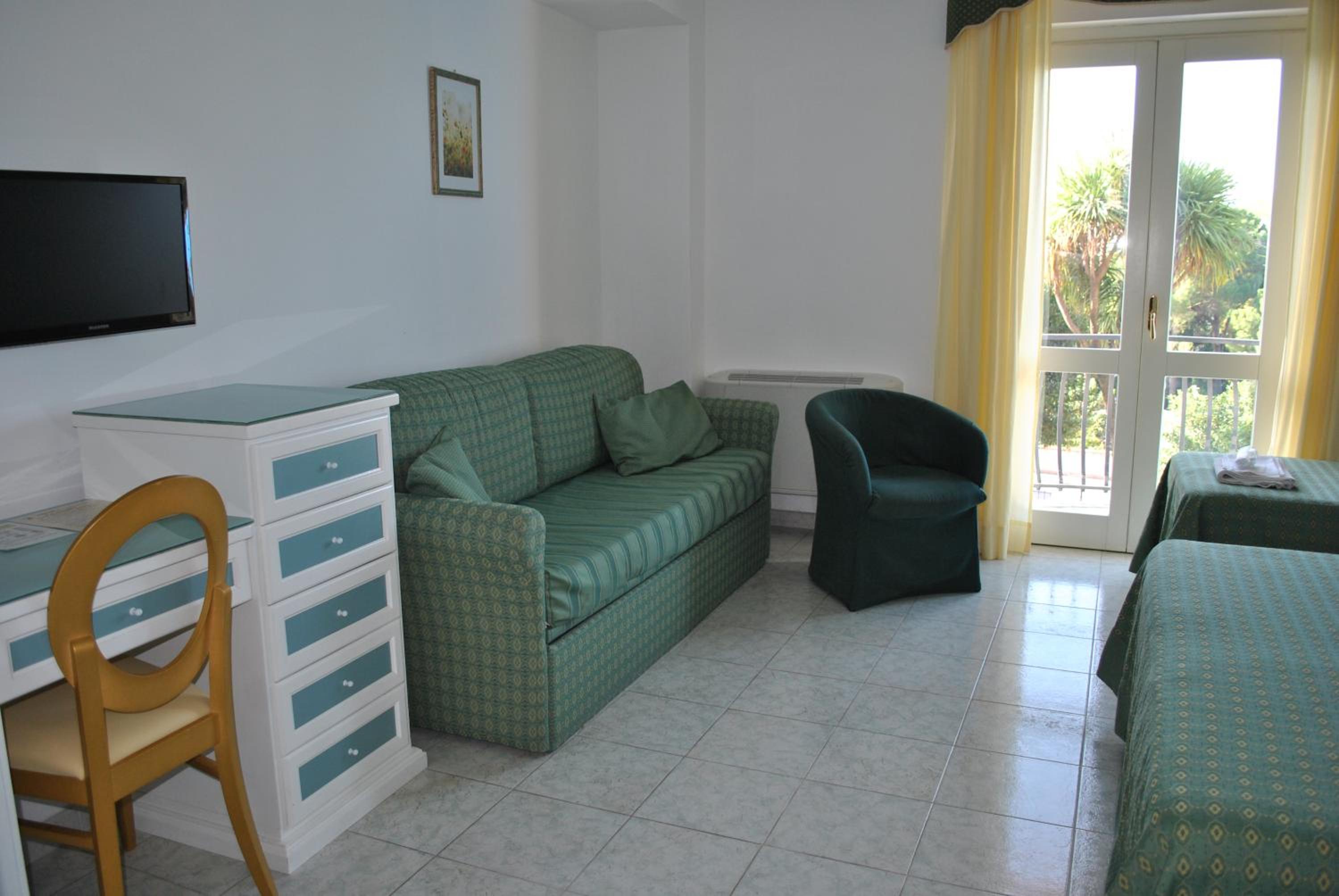 Junior Suite (4 Adults) - Photo 2