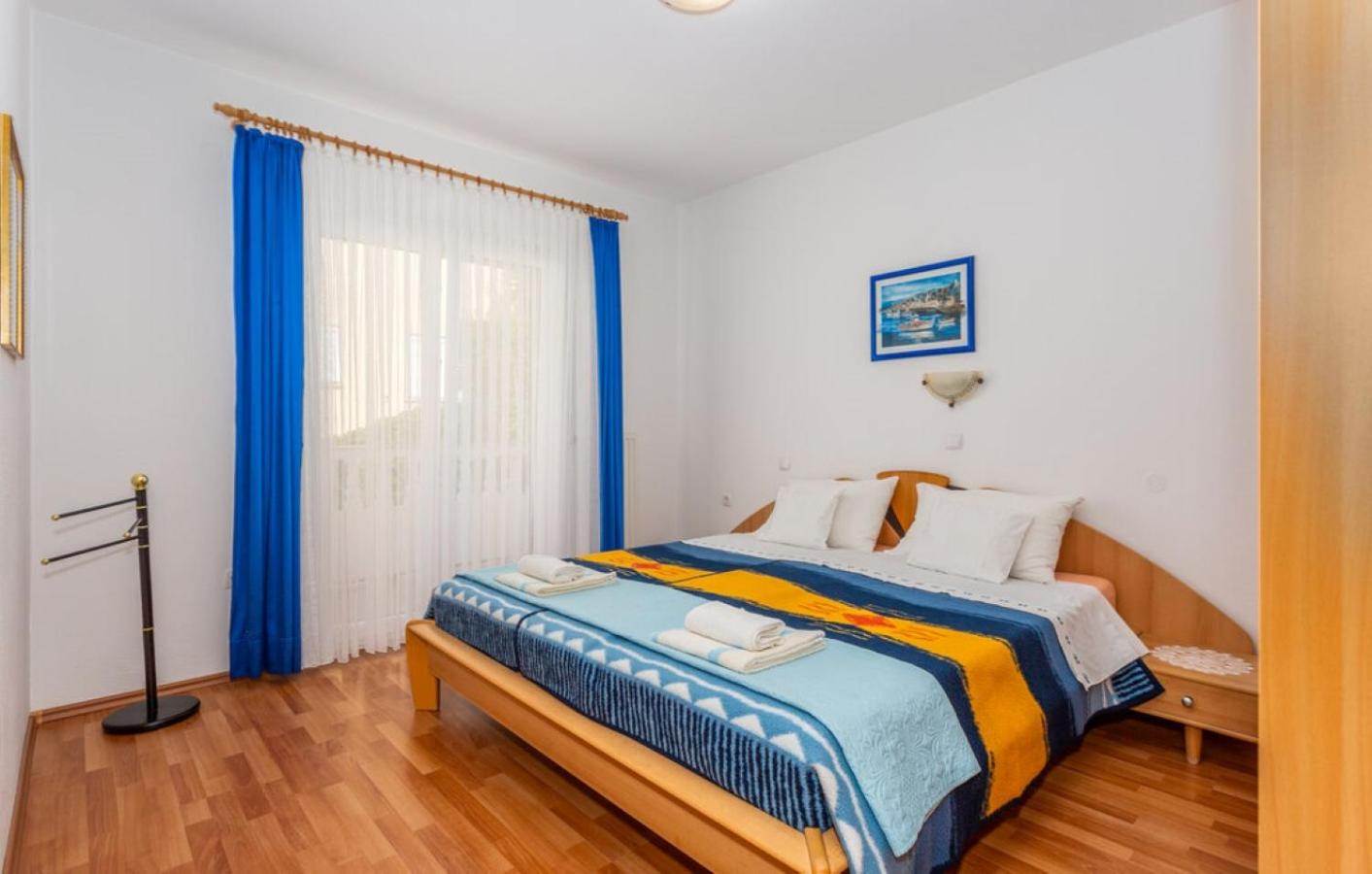 One-Bedroom Apartment with Balcony and Sea View - Photo 4