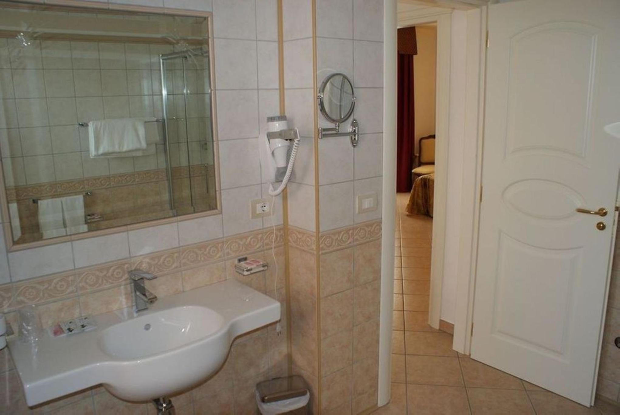 Suite with Terrace - Photo 14