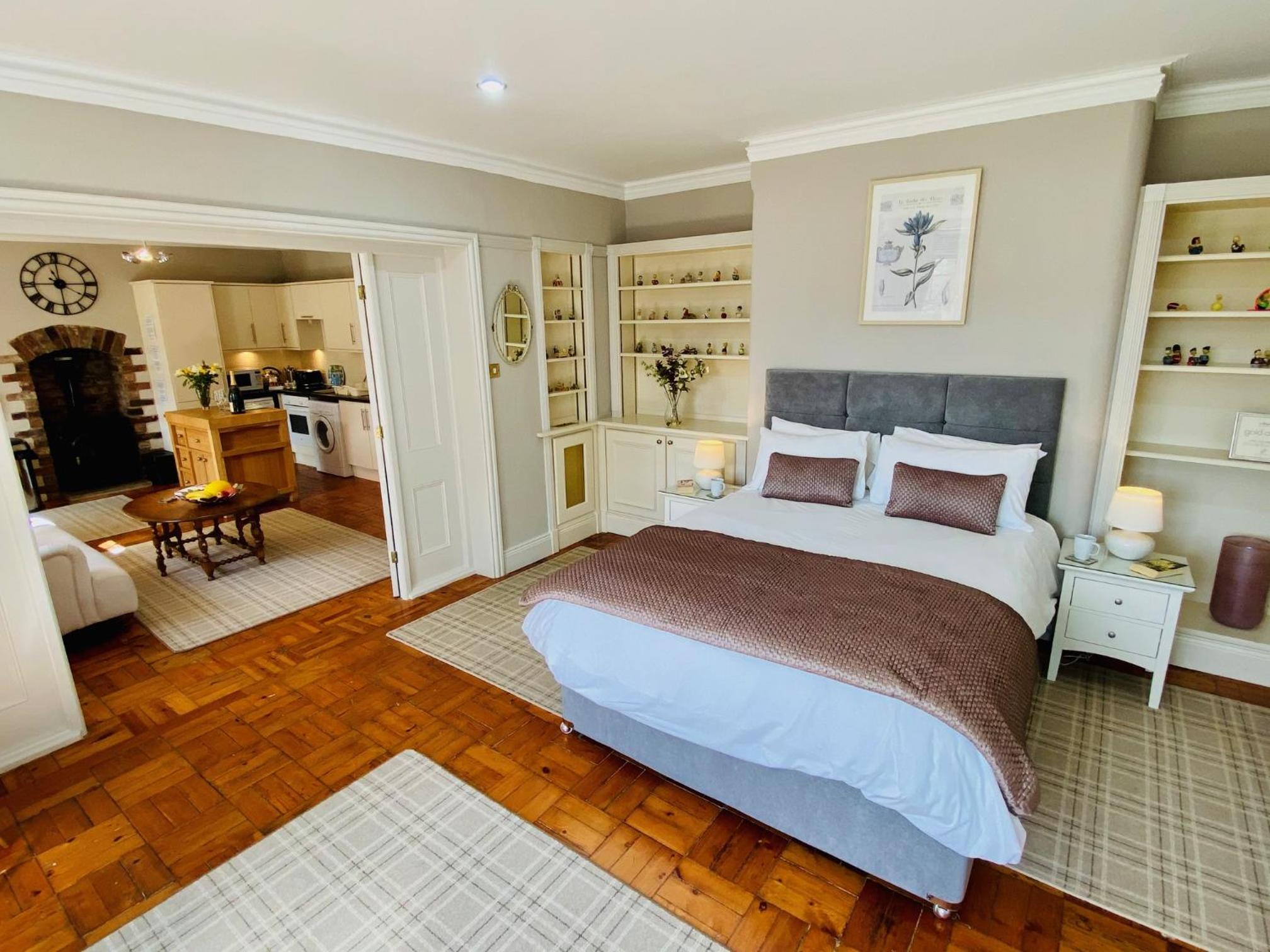 One-Bedroom Apartment with View photo 2