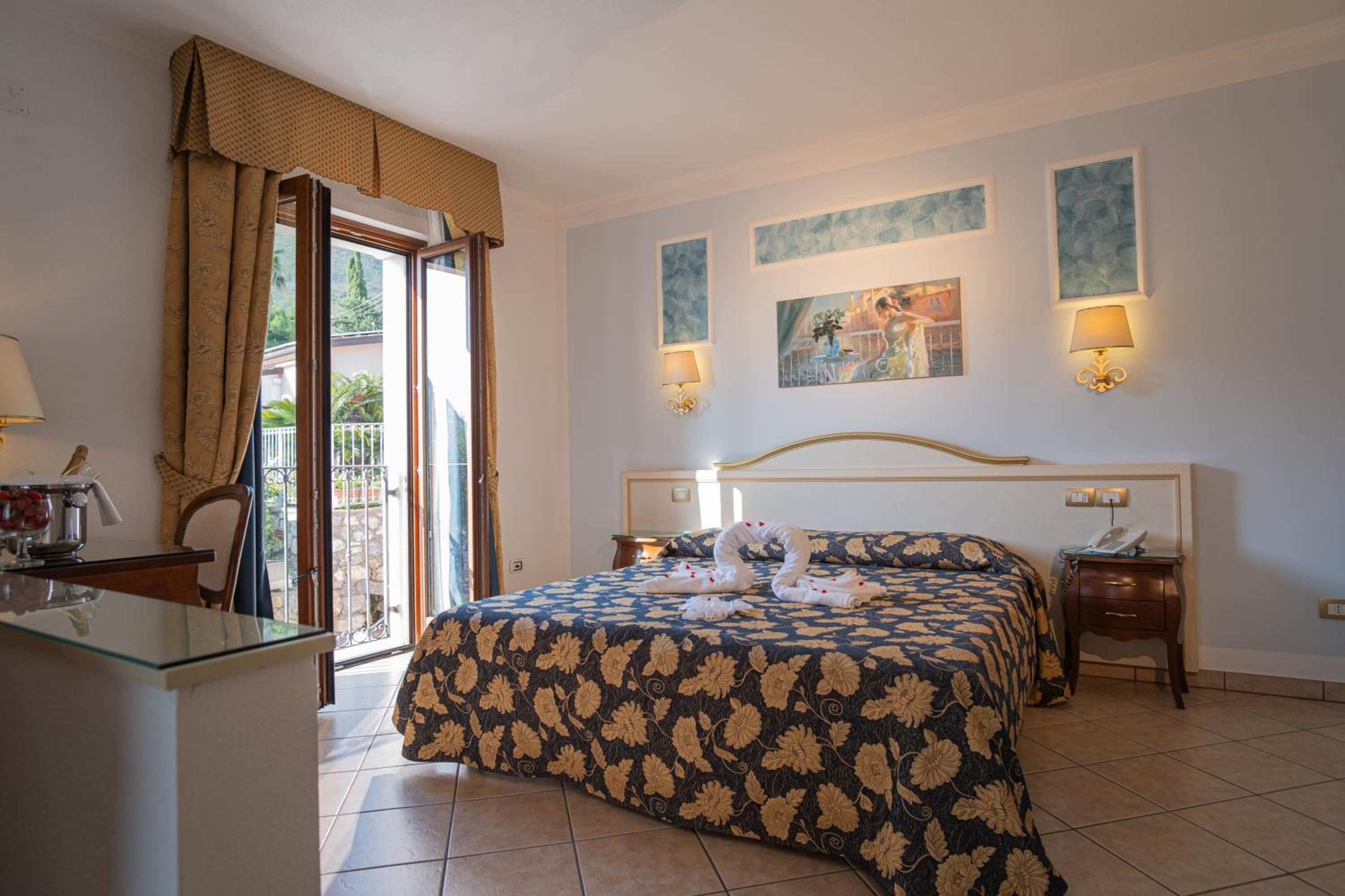 Suite with Terrace - Photo 17