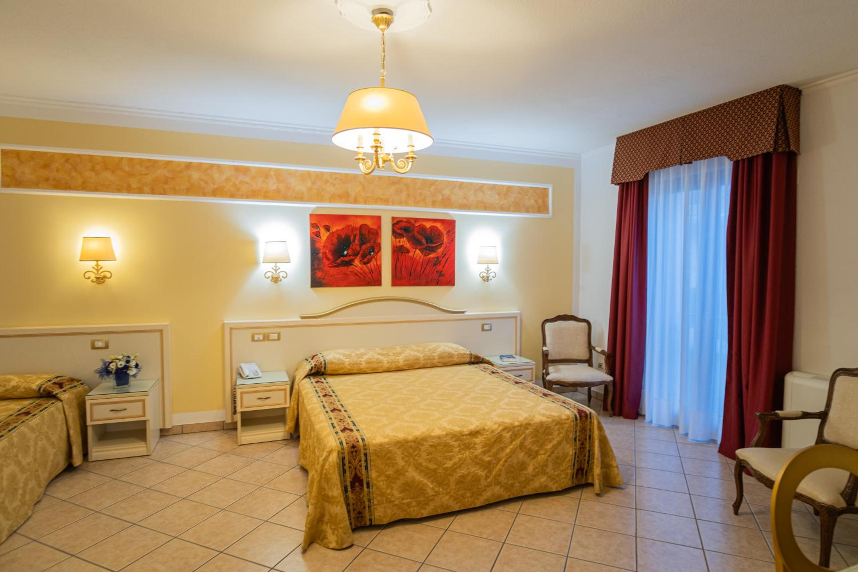 Suite with Terrace (3 Adults) - Photo 4
