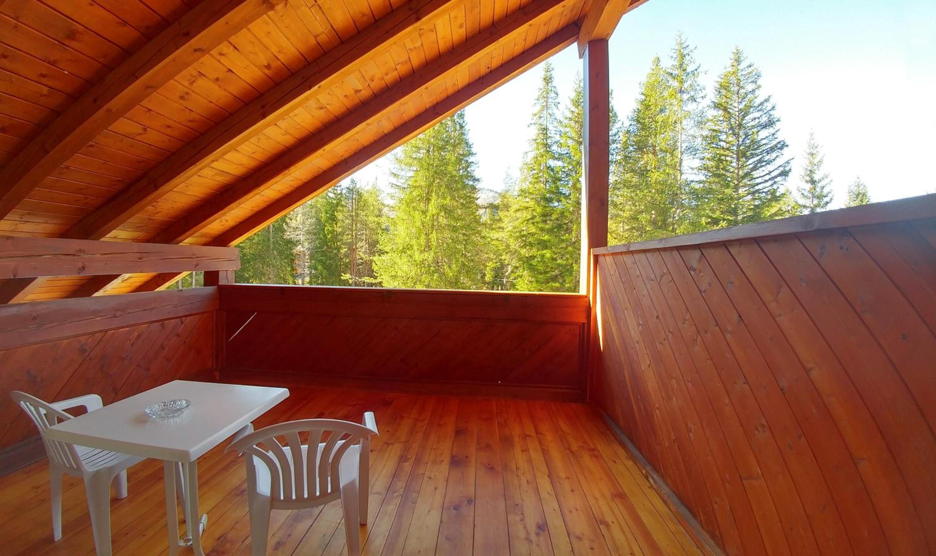 Large Studio with Balcony (2 Adults) photo 2