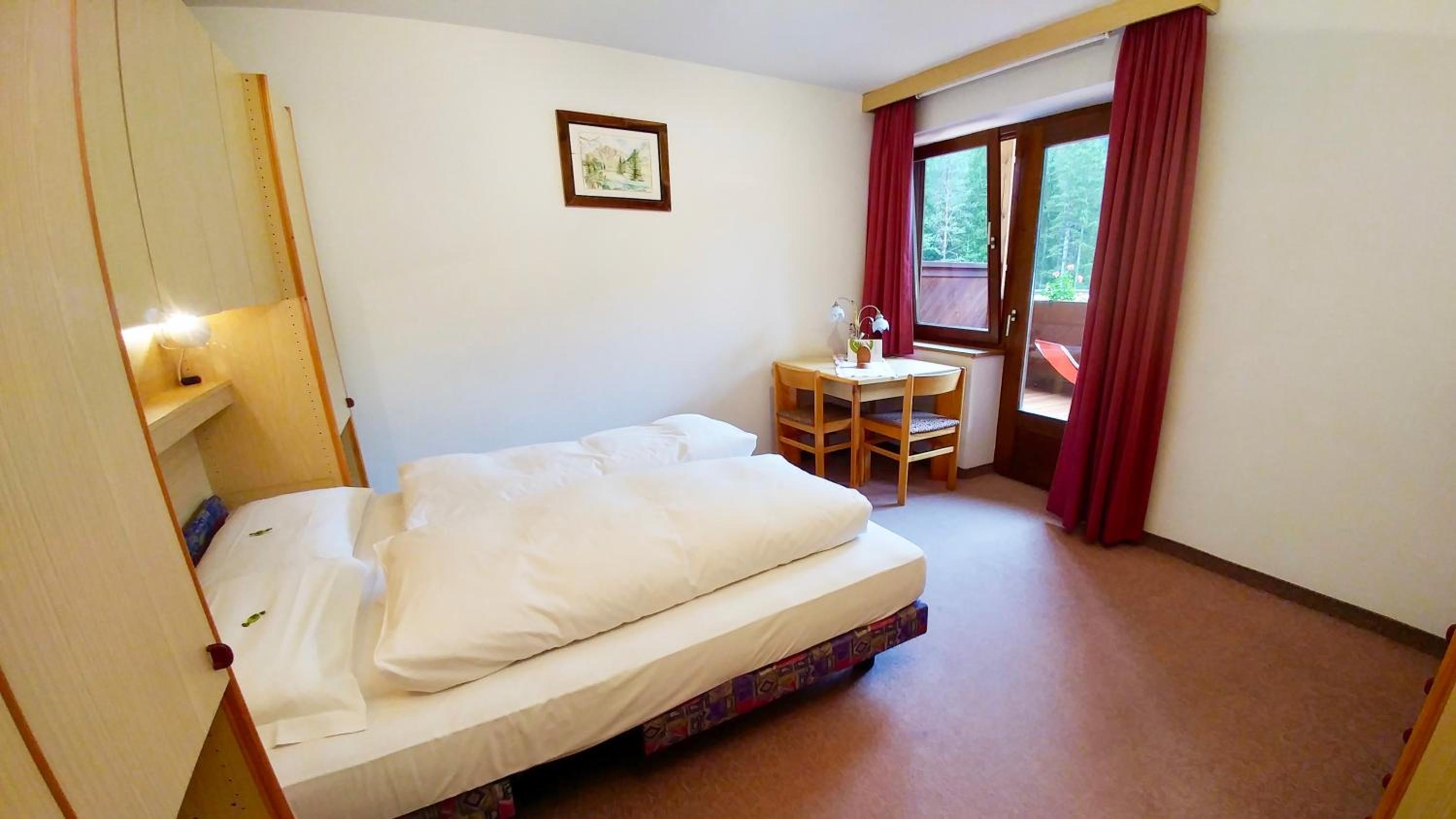 Large Studio with Balcony (2 Adults) photo 3