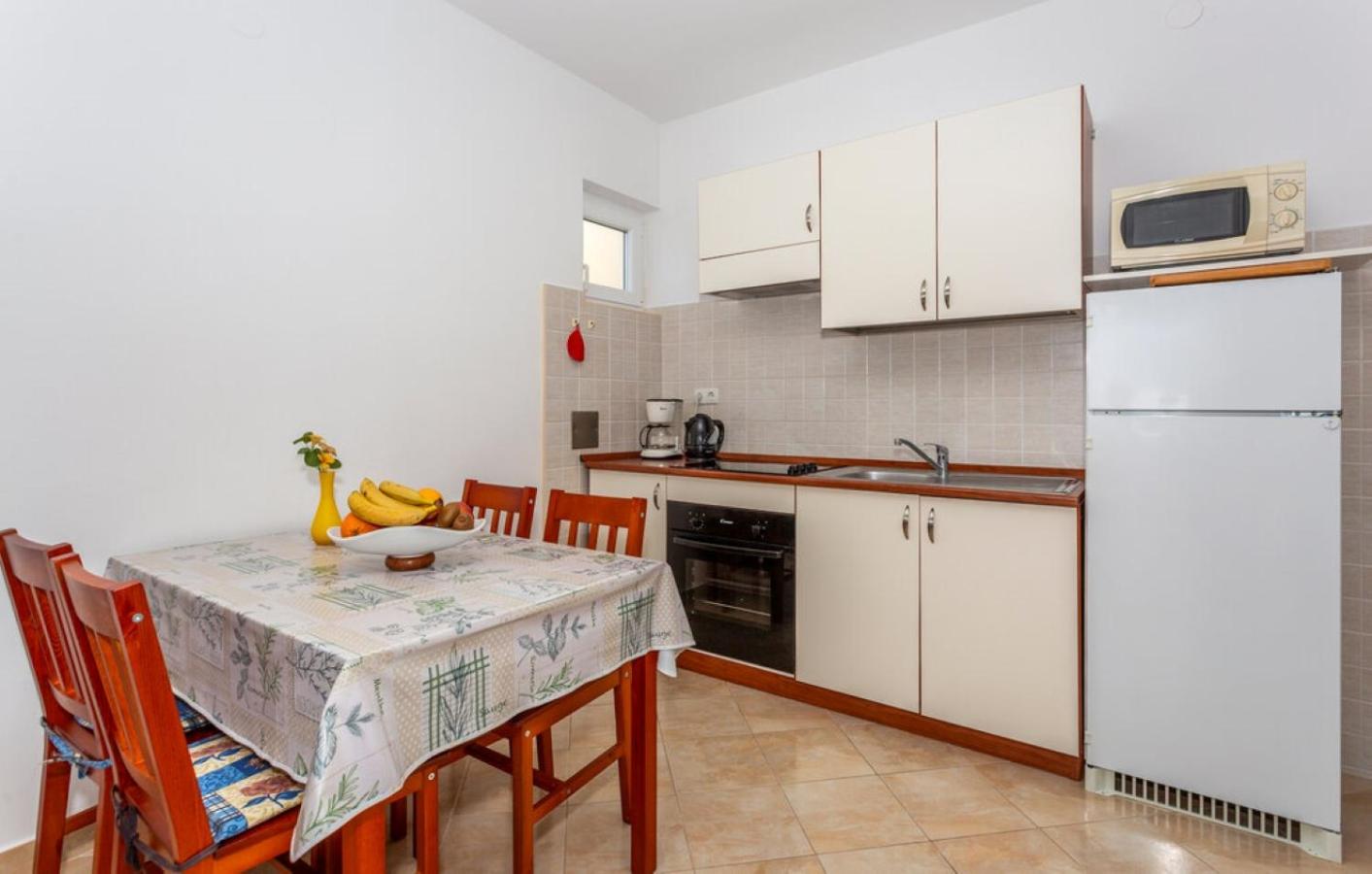 One-Bedroom Apartment with Balcony and Sea View - Photo 6