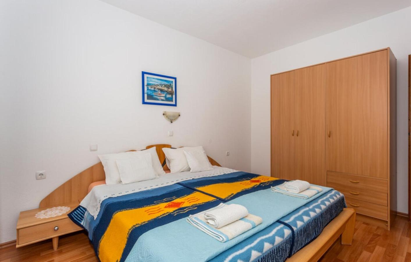 One-Bedroom Apartment with Balcony and Sea View - Photo 3