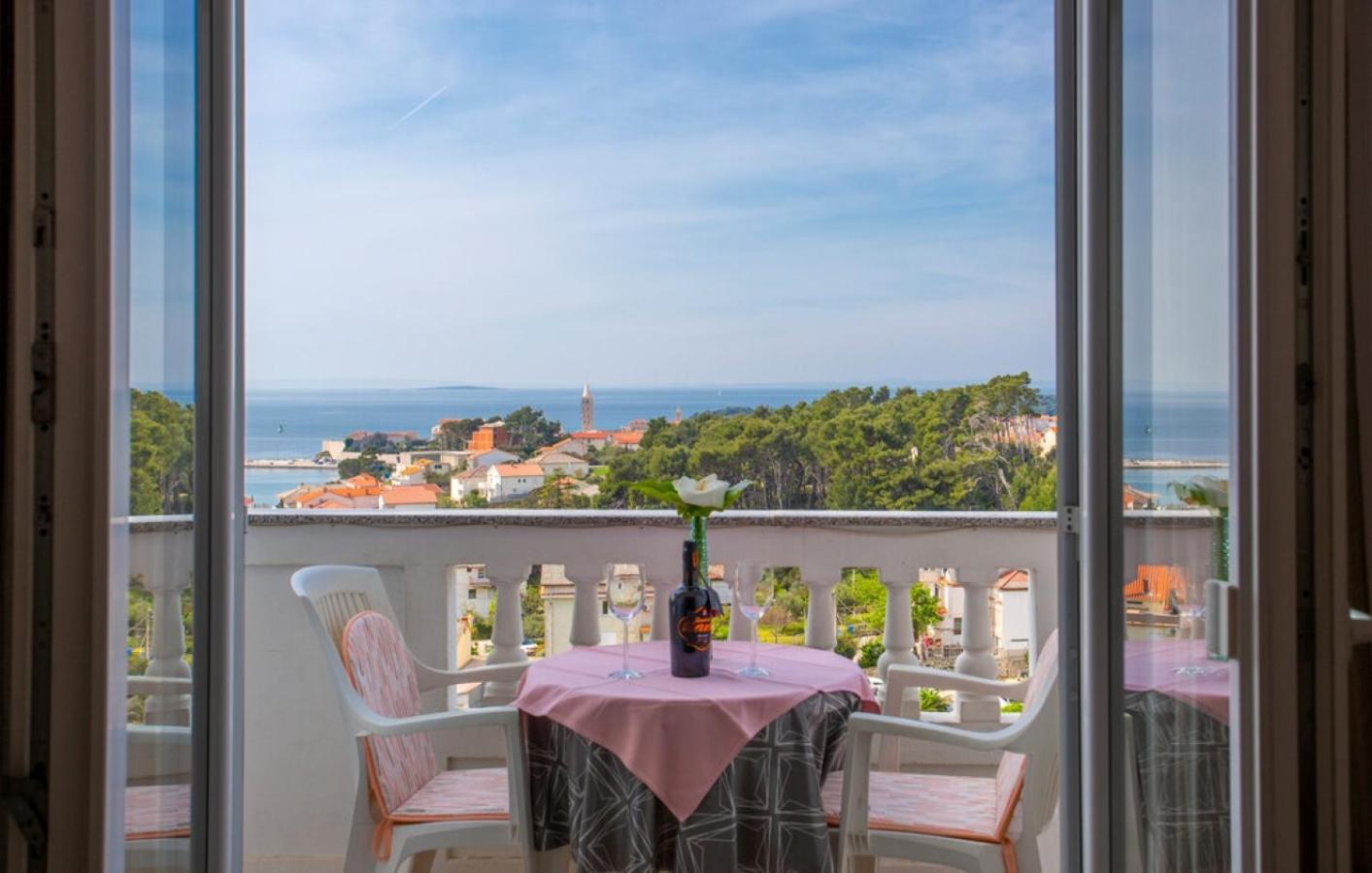 One-Bedroom Apartment with Balcony and Sea View - Photo 2