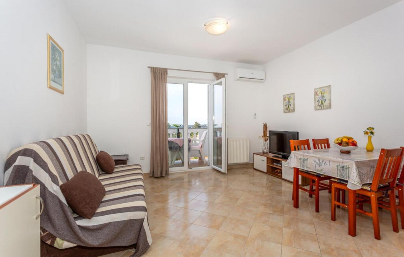 One-Bedroom Apartment with Balcony and Sea View - Photo 1