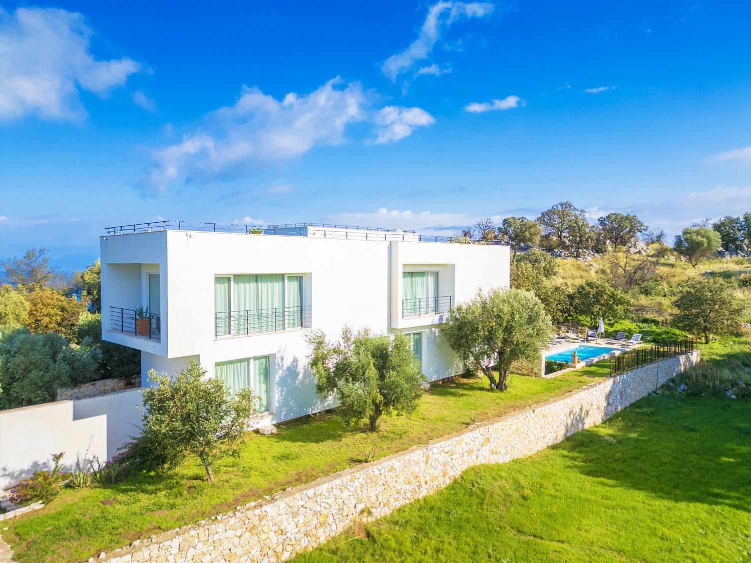 Villa photo 2