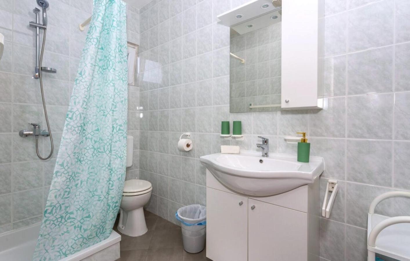 One-Bedroom Apartment with Balcony and Sea View - Photo 5