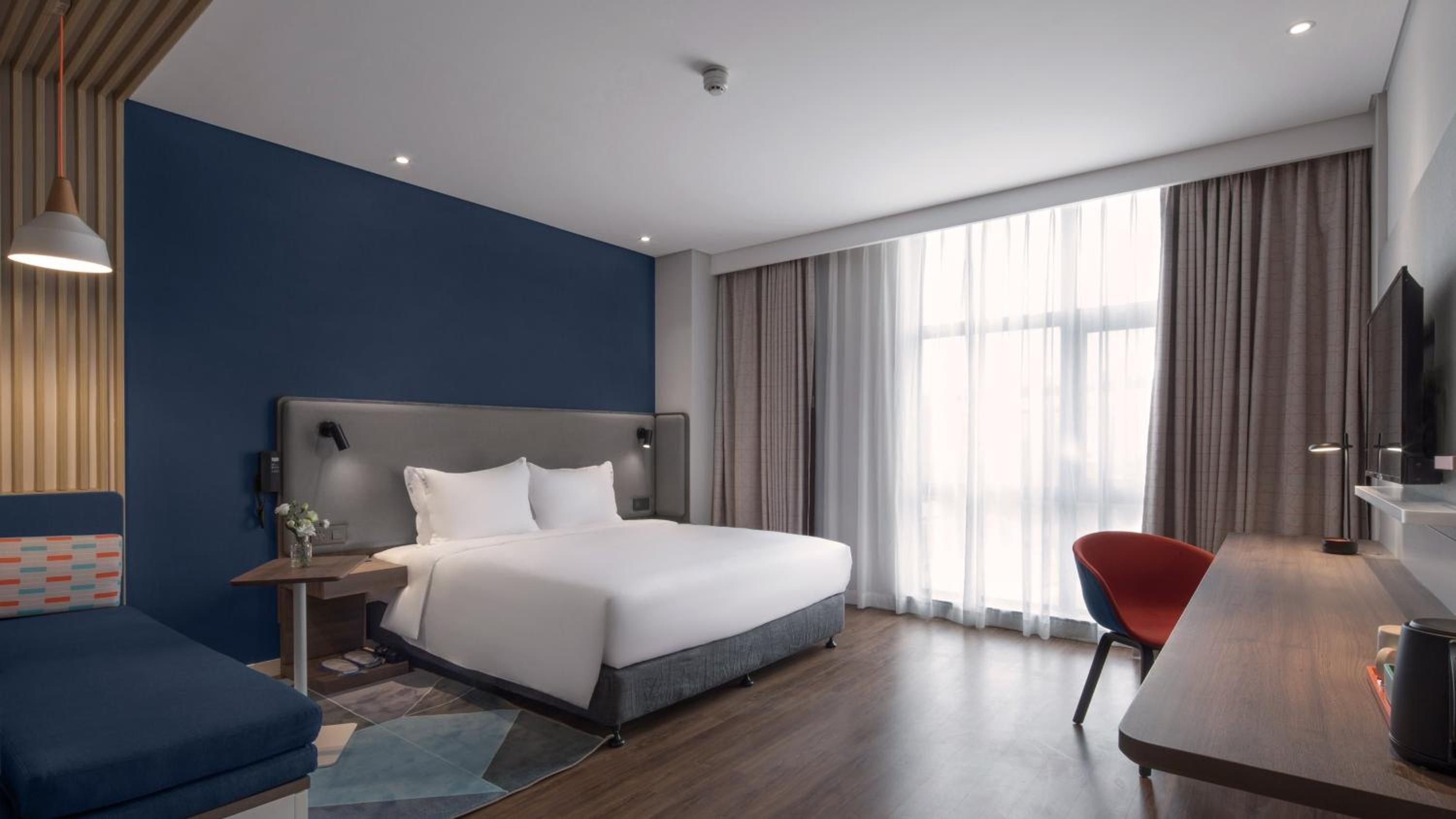 Standard King Room with City View photo 3