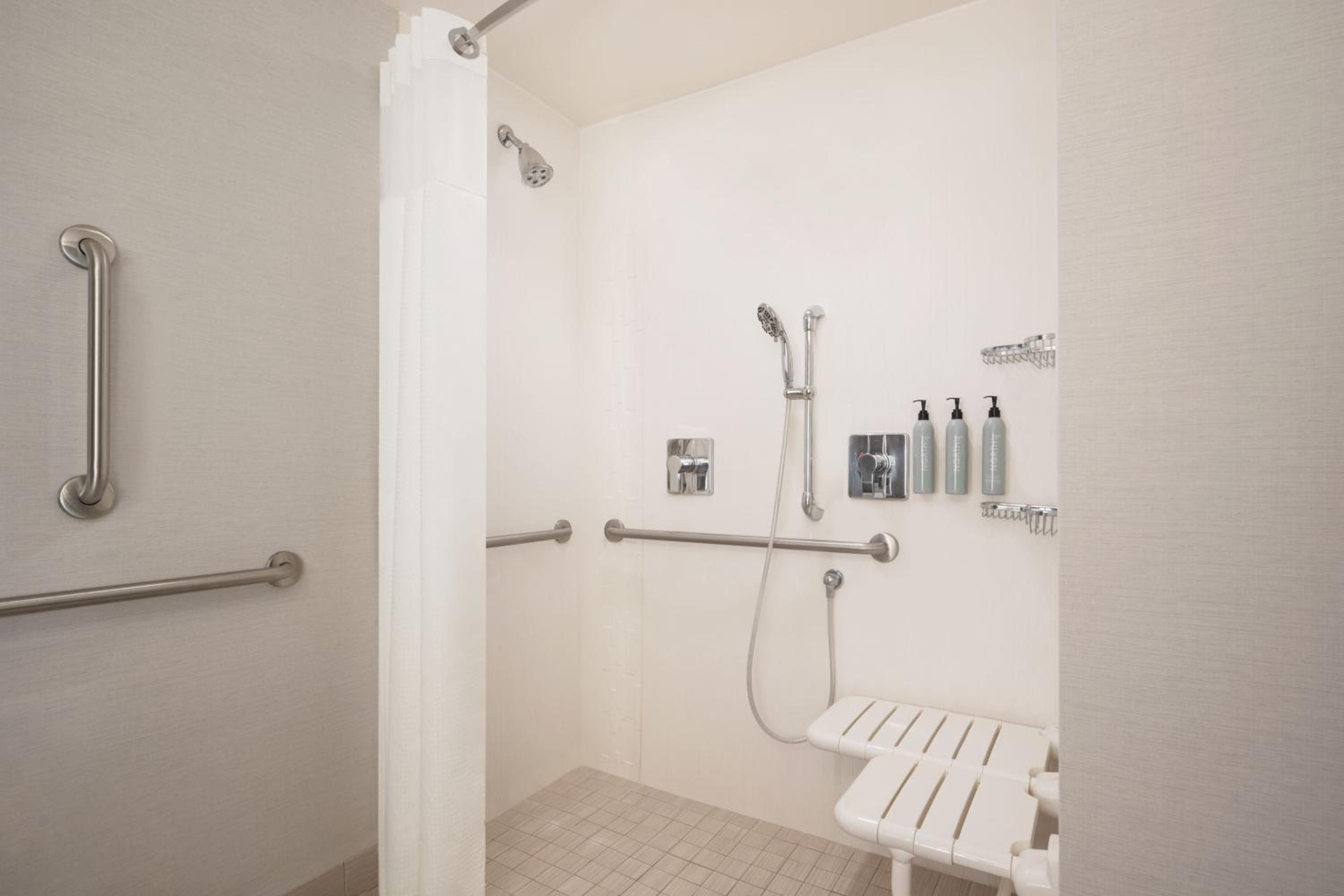 King Room with Adapted Tub - Mobility Accessible thumbnail 5
