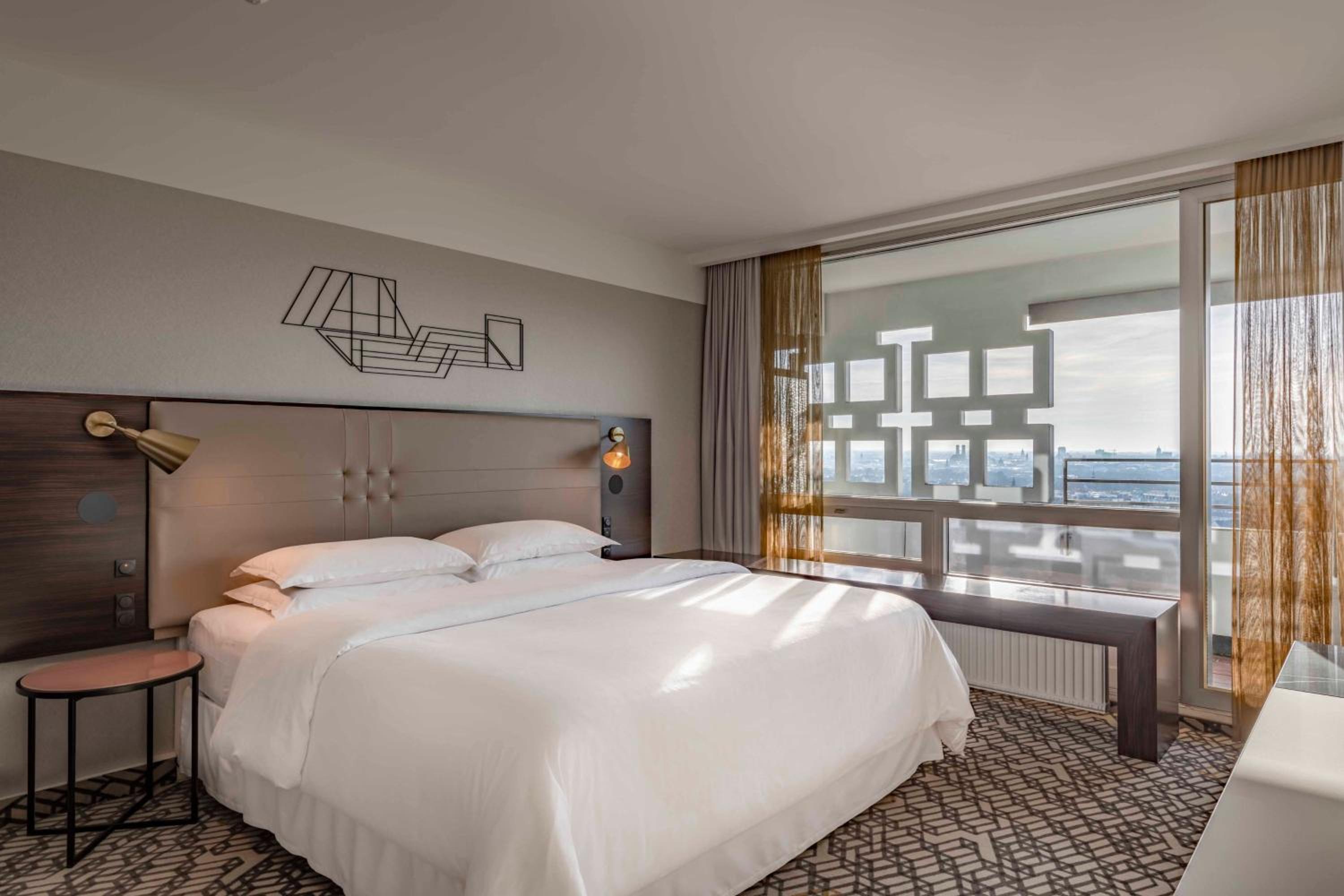 Superior King Room thumbnail 5