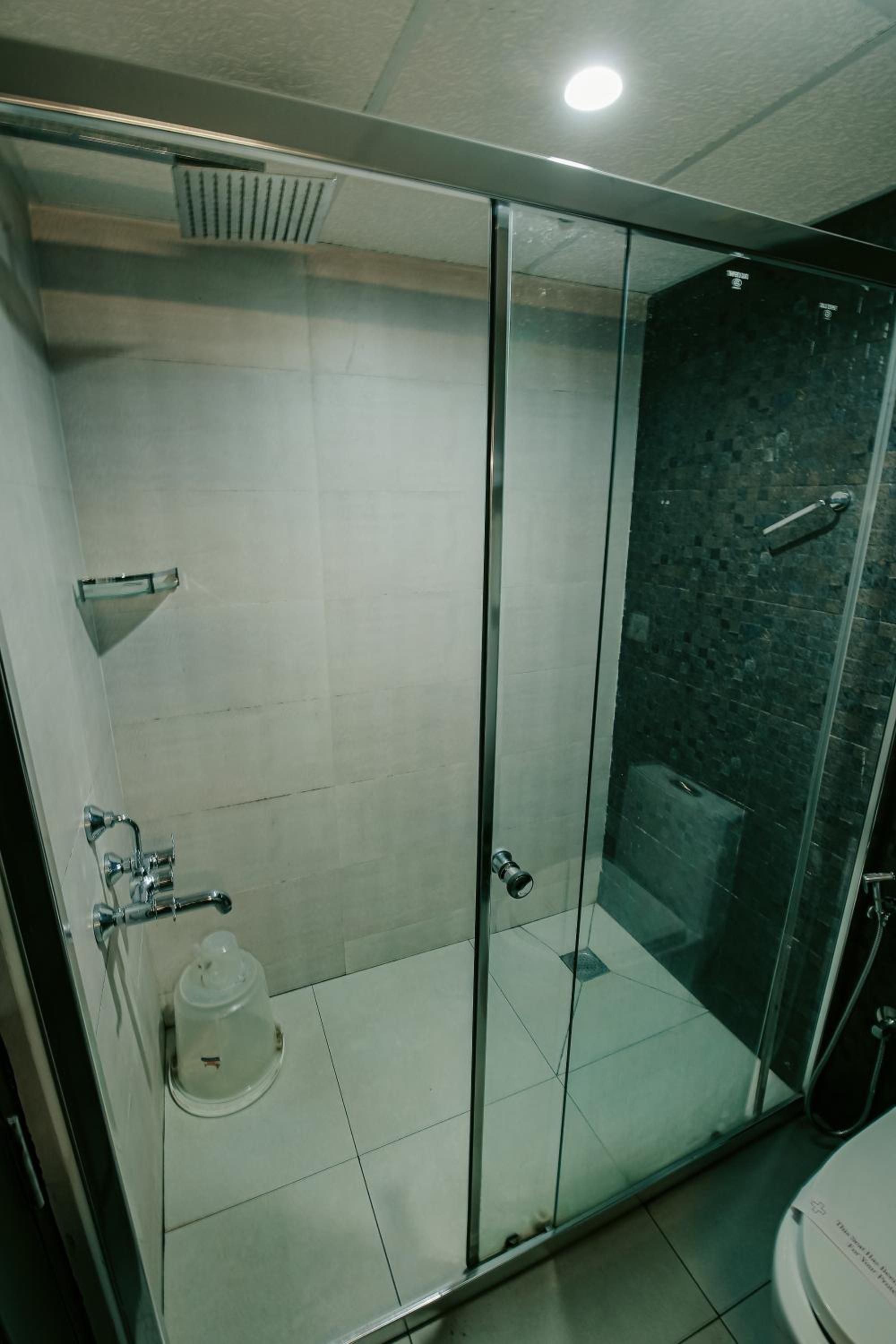 Deluxe King Room - Photo 8
