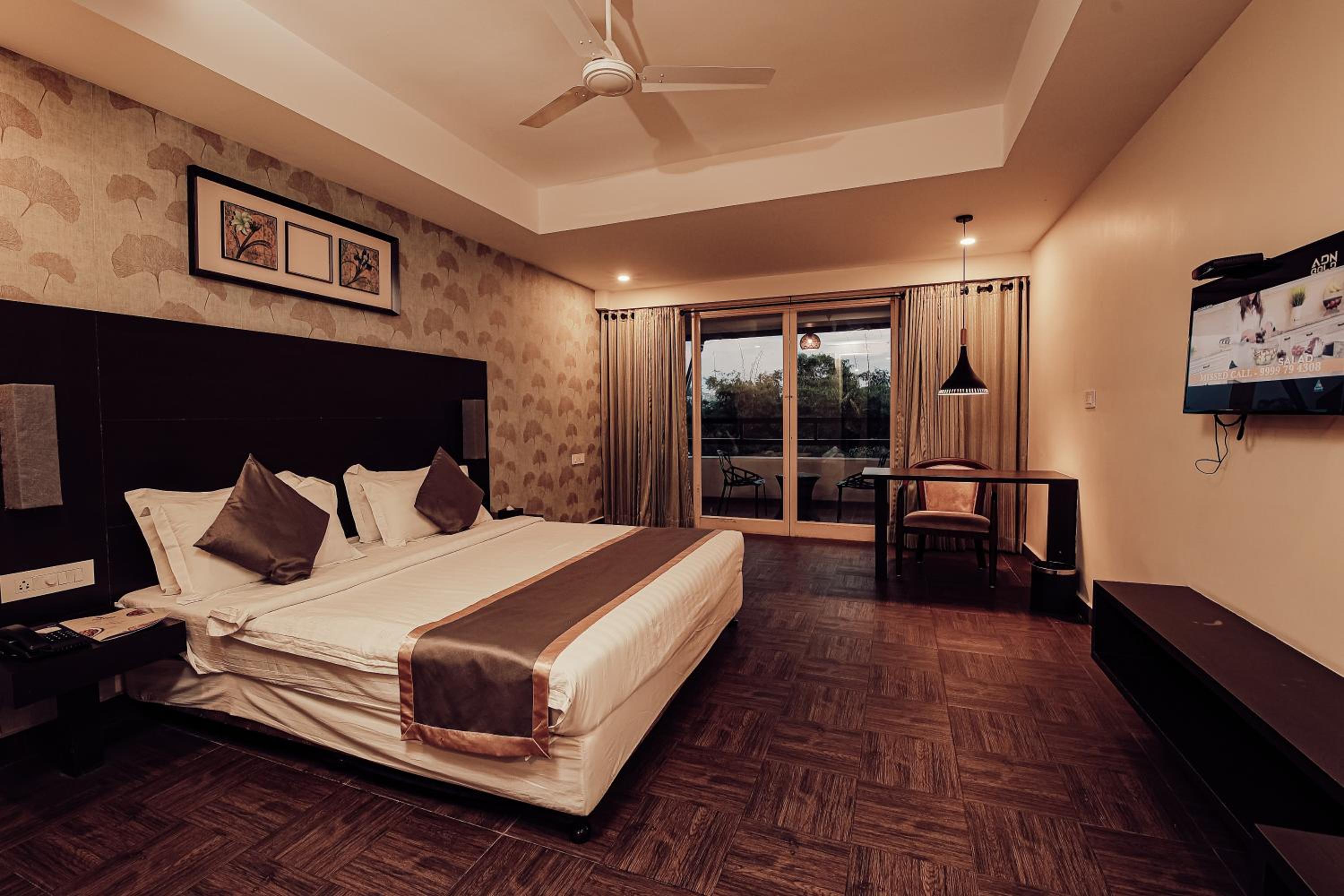Deluxe King Room - Photo 3