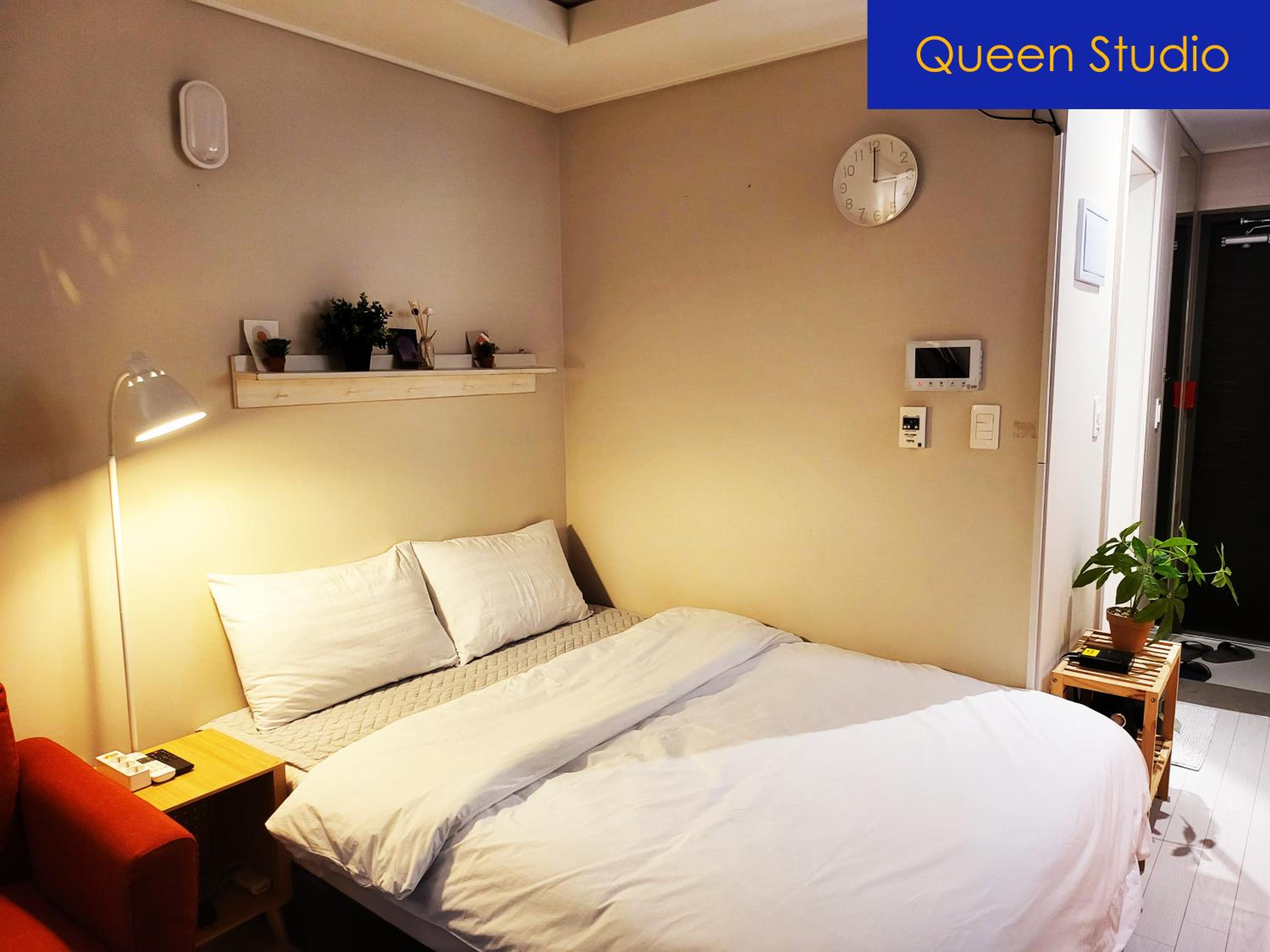 Queen Studio photo 2