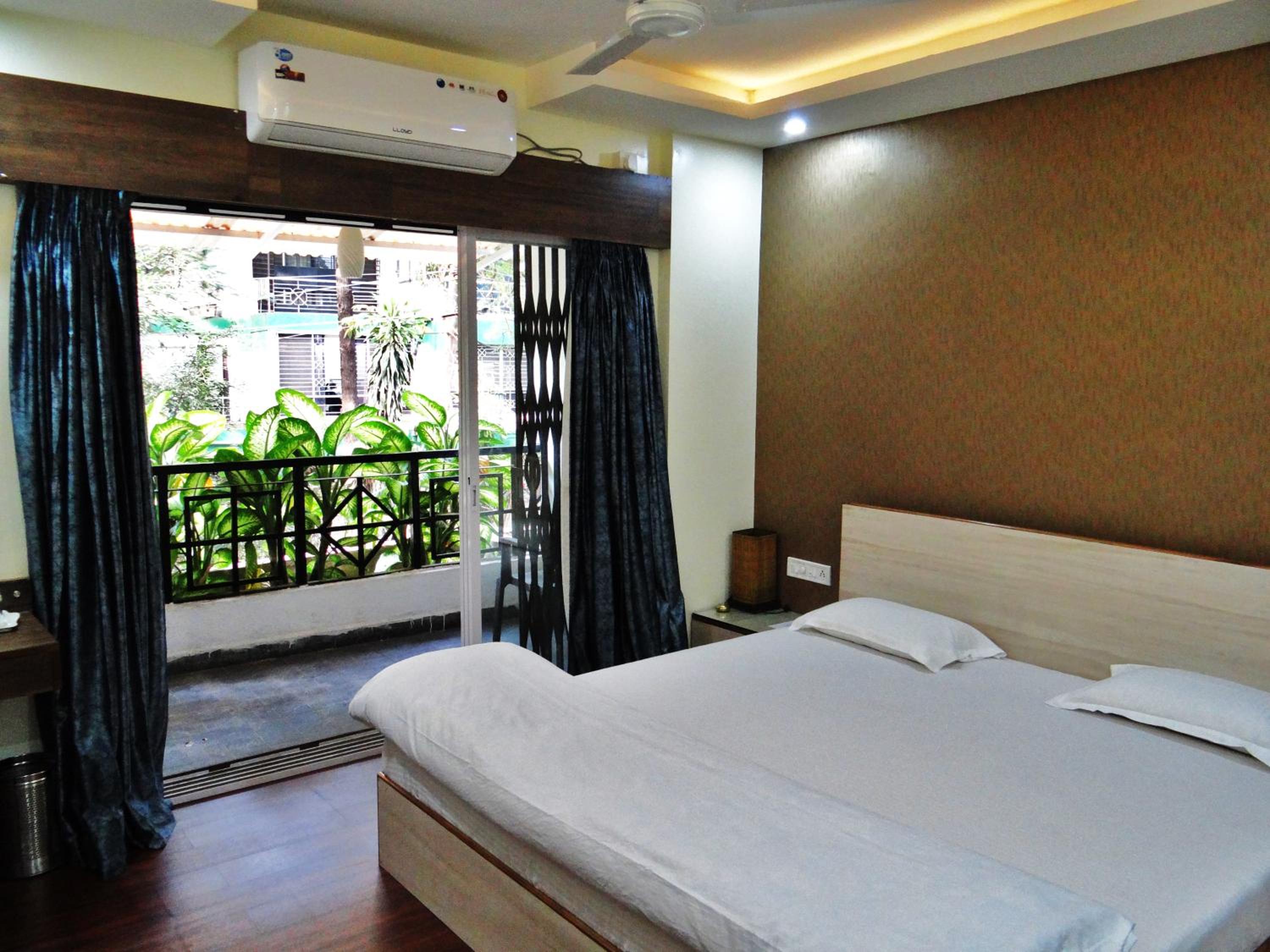 Deluxe Double Room with Balcony - Photo 4