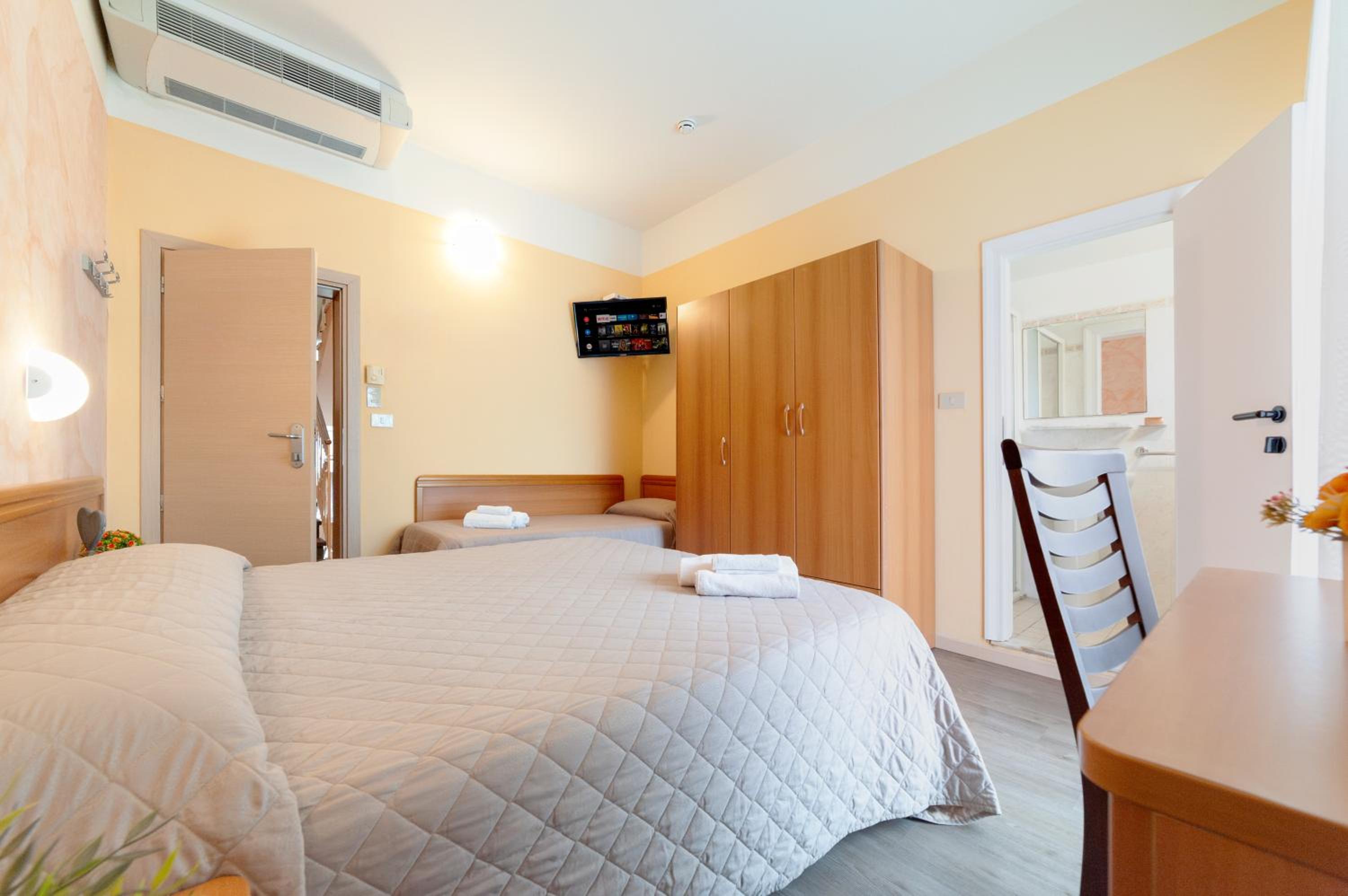 Triple Room with Balcony with Partial Sea View photo 1