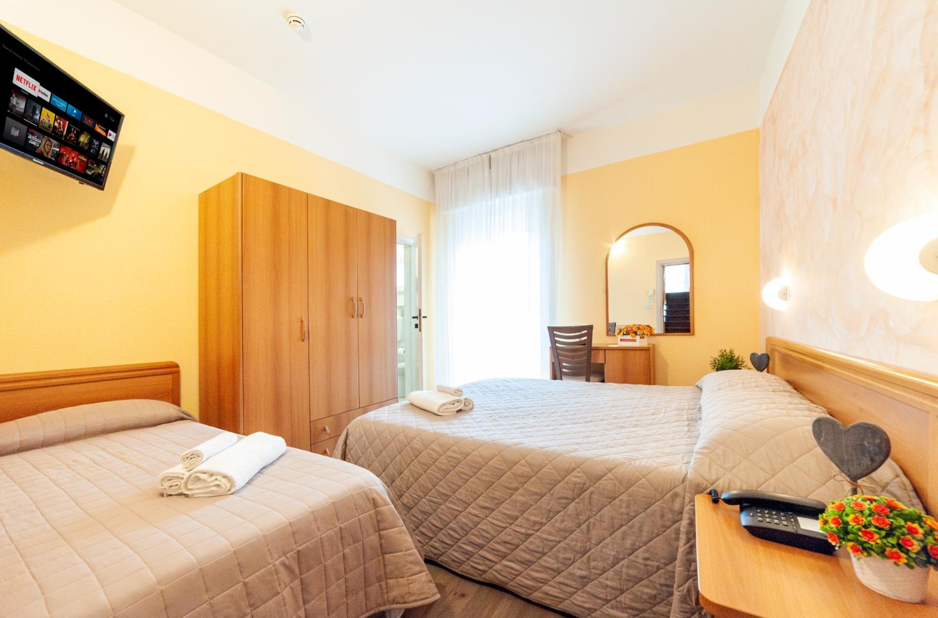 Triple Room with Balcony with Partial Sea View photo 2