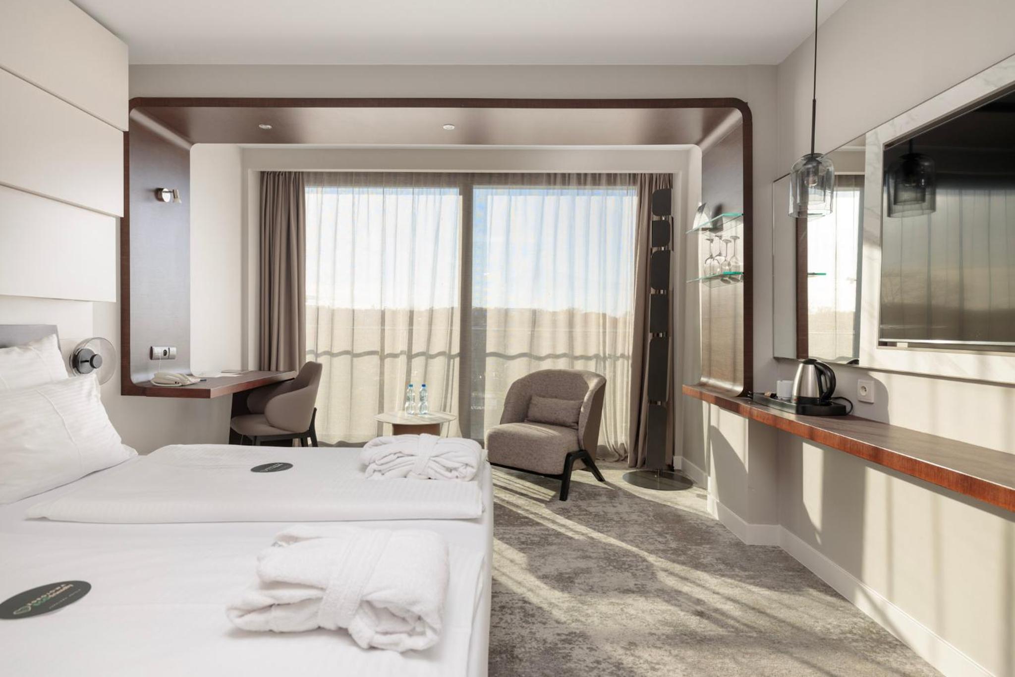 Standard Queen Room with Side Sea View