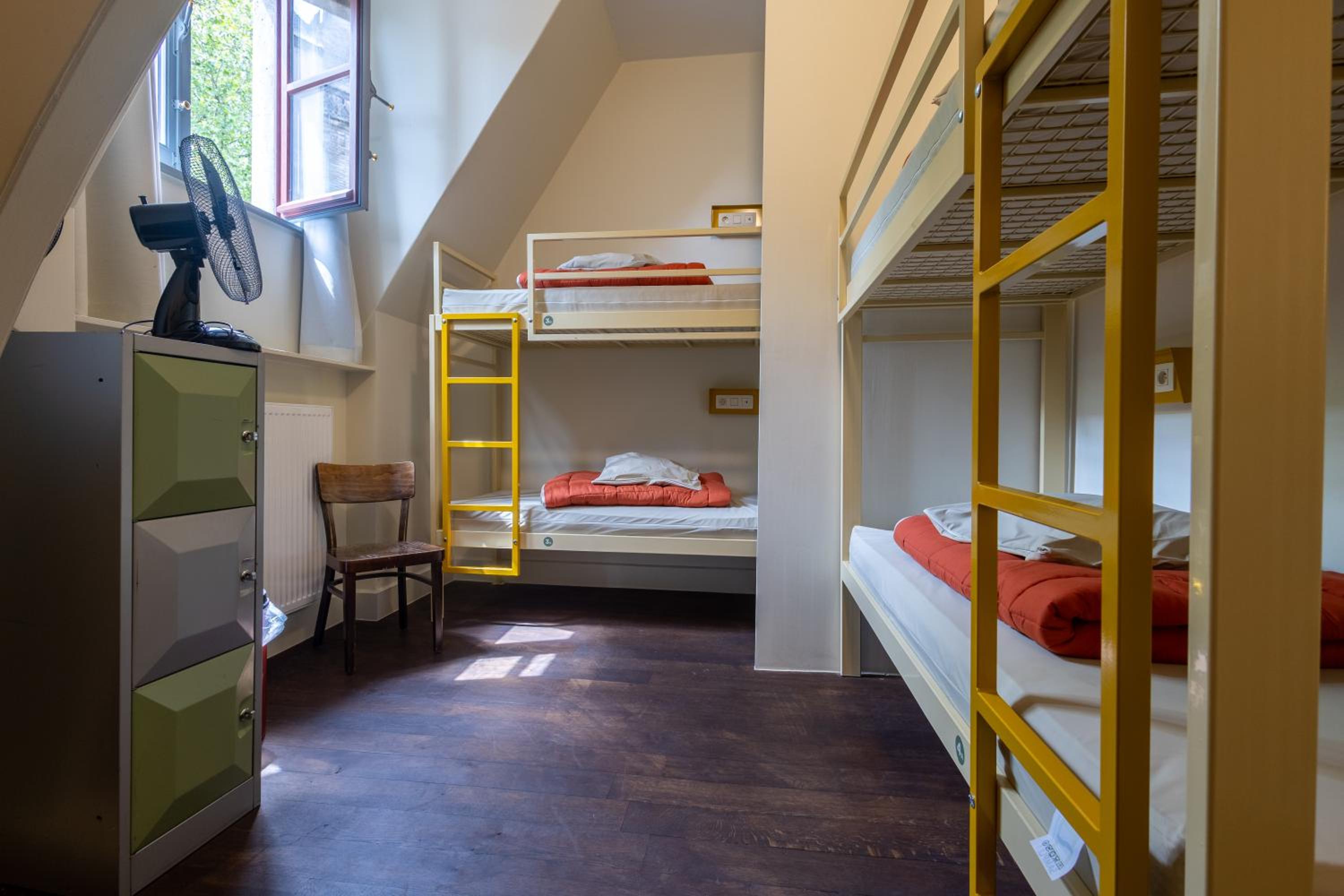 Bed in 8-Bed Mixed Dormitory Room photo 1