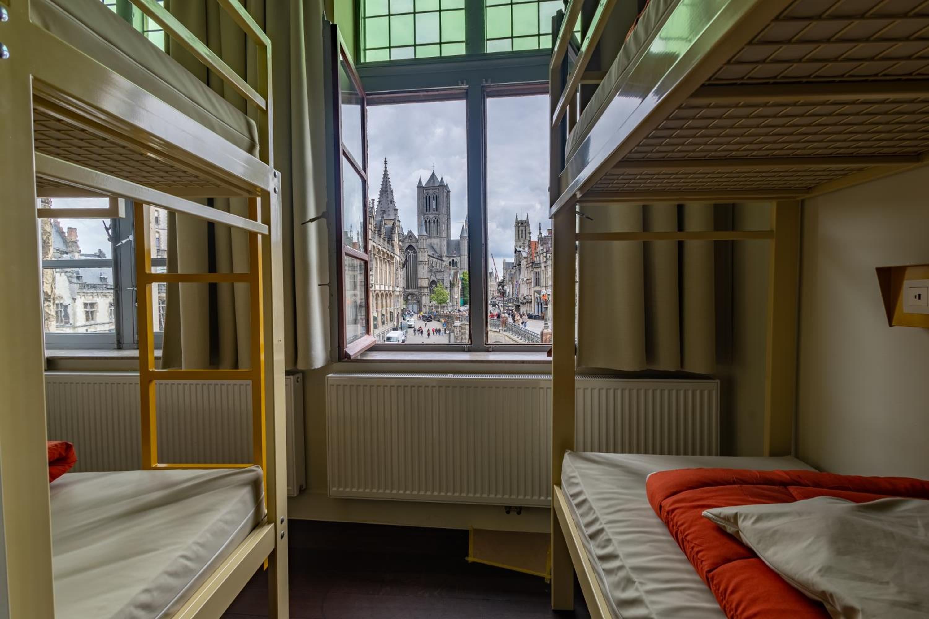 Bed in 12-Bed Mixed Dormitory Room photo 2