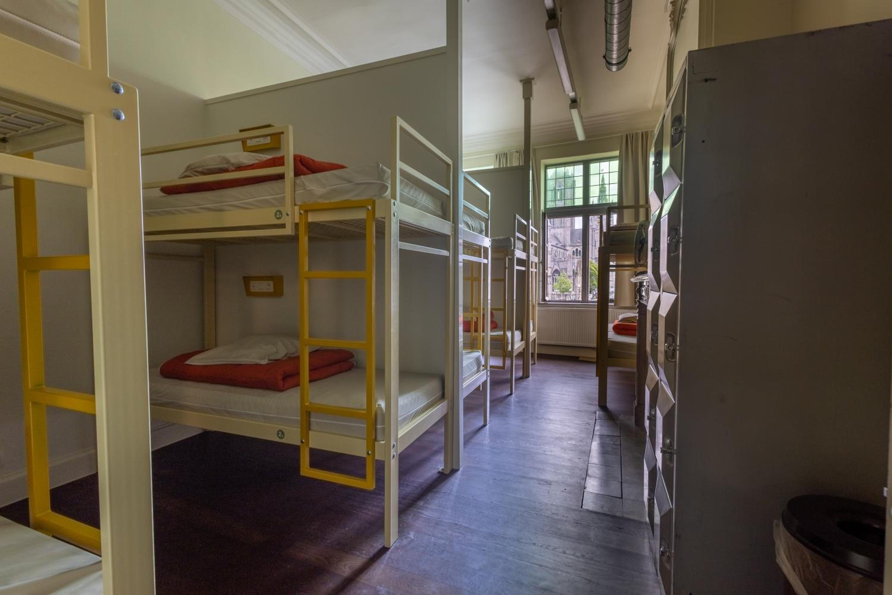 Bed in 12-Bed Mixed Dormitory Room photo 1