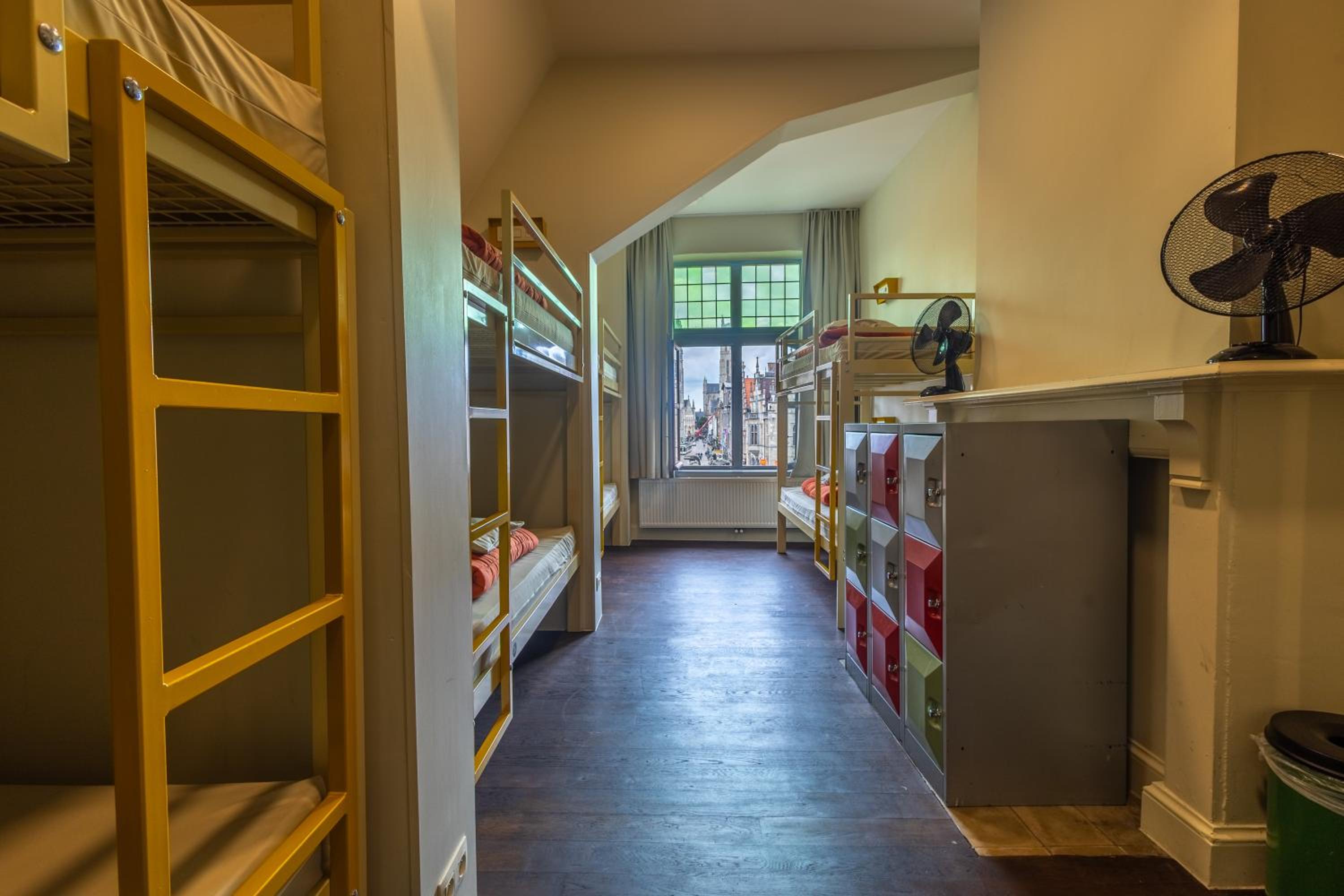 Bed in 10-Bed Mixed Dormitory Room photo 3