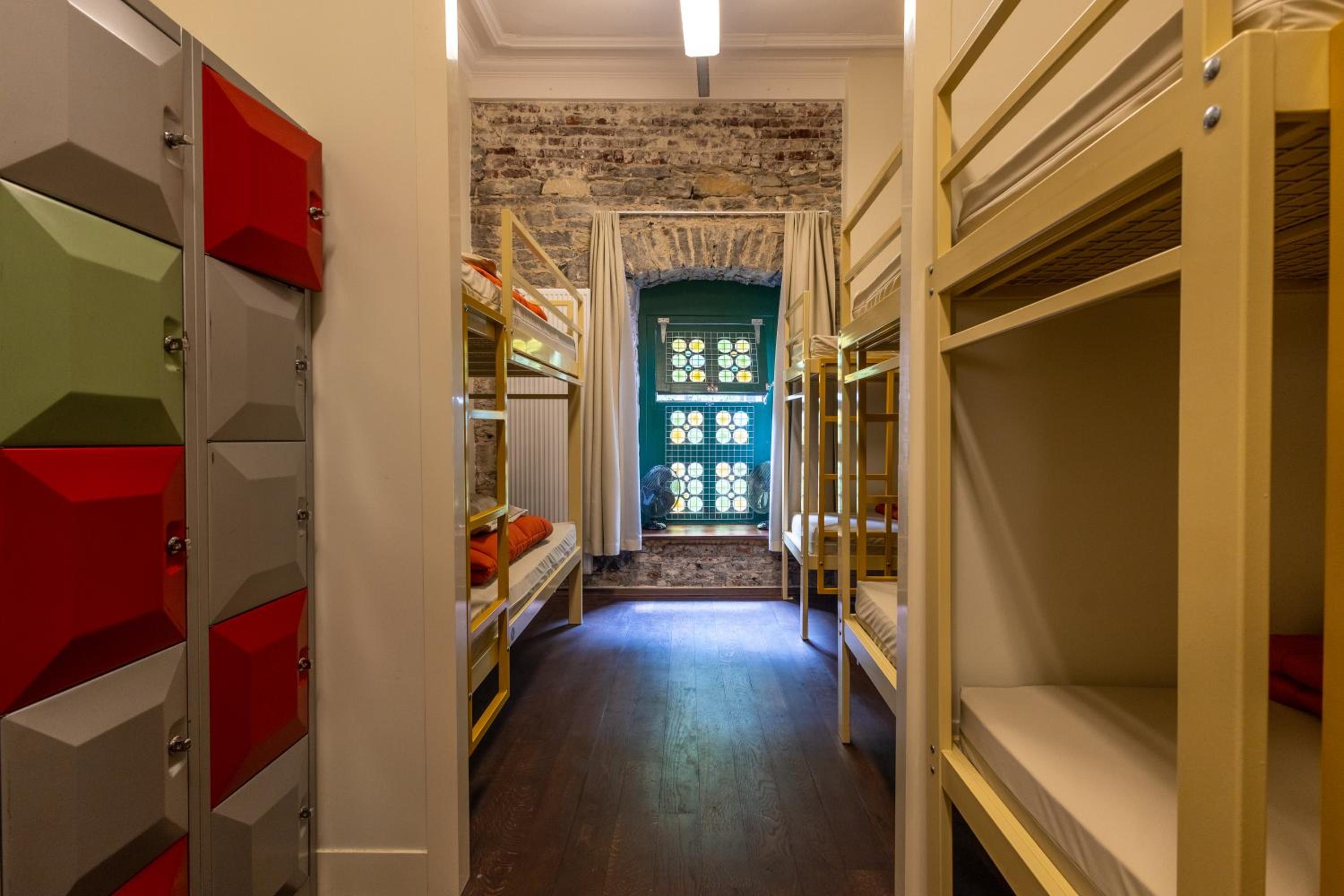 Bed in 10-Bed Mixed Dormitory Room photo 2