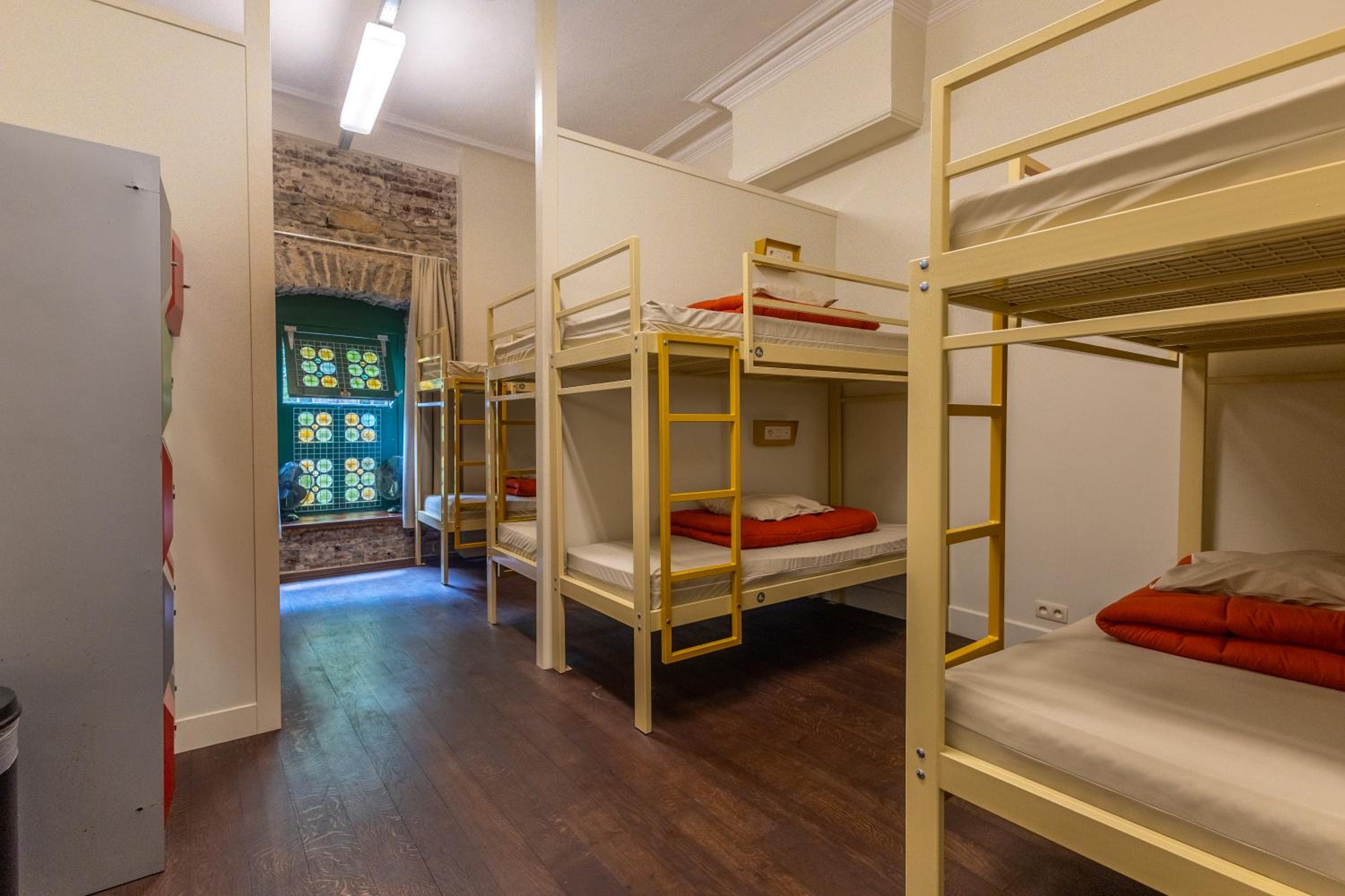 Bed in 10-Bed Mixed Dormitory Room photo 1