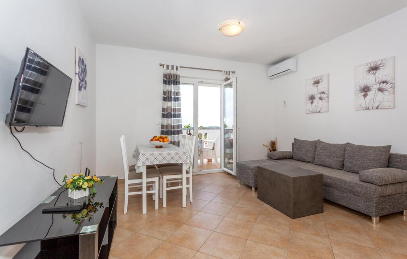 One-Bedroom Apartment with Sea View and Balcony