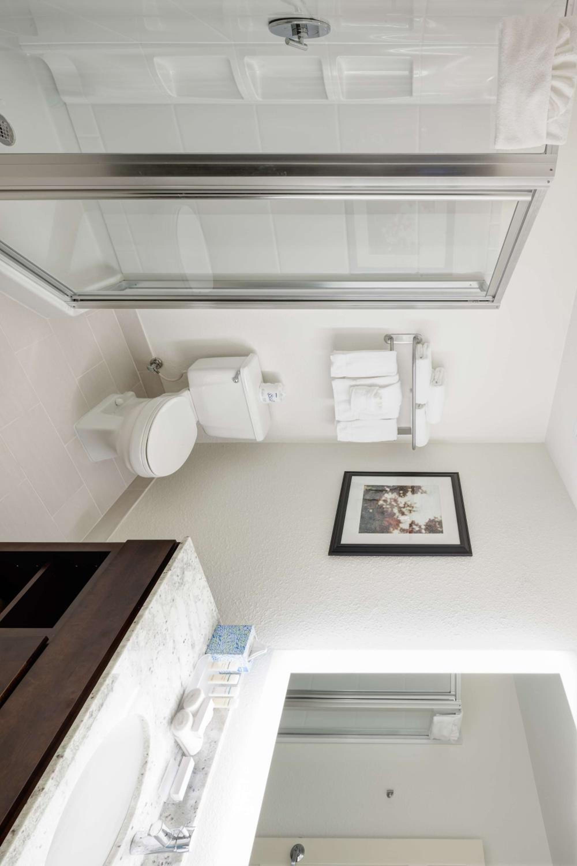 Two-Bedroom Suite with One King And Two Double Beds - Non-Smoking - Photo 7