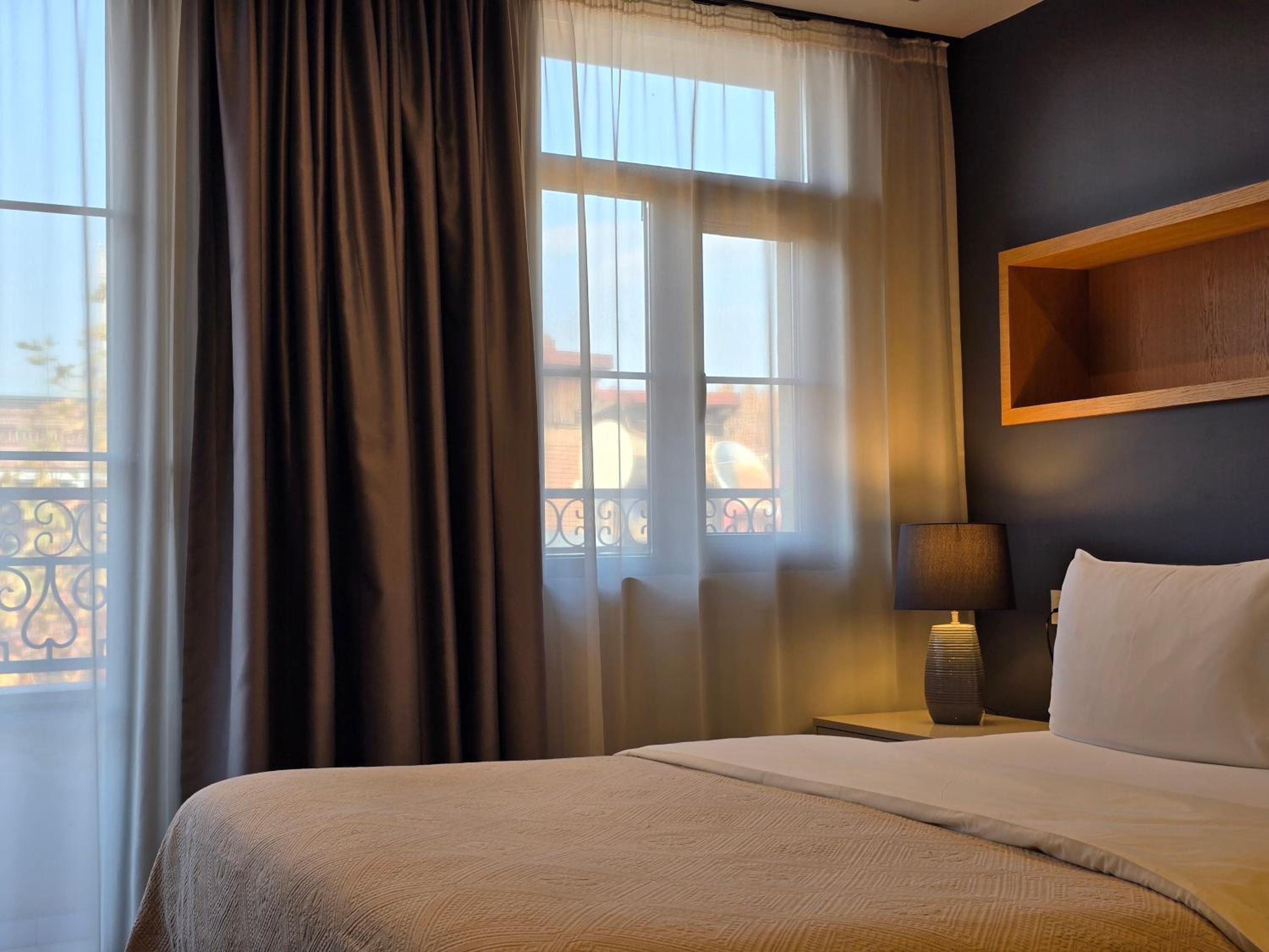 King Room with Balcony - Photo 9